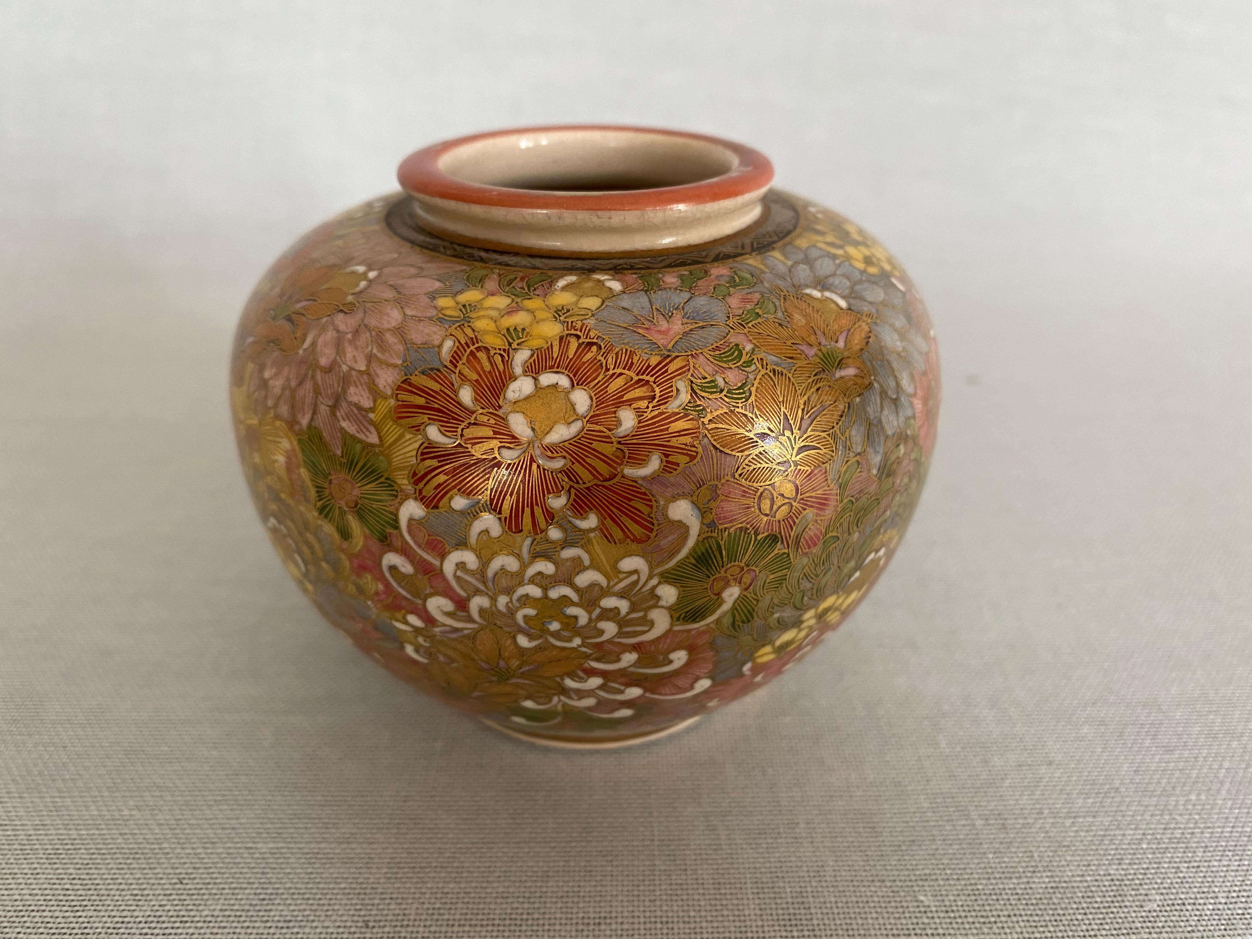 A round vase decorated with various flowers, colorful chrysanthemum-filled ground emulating the Chinese style of porcelain known as mille fleur. Each leaf and detail with a fine gold outline.
Signed underneath with additional Shimanzu