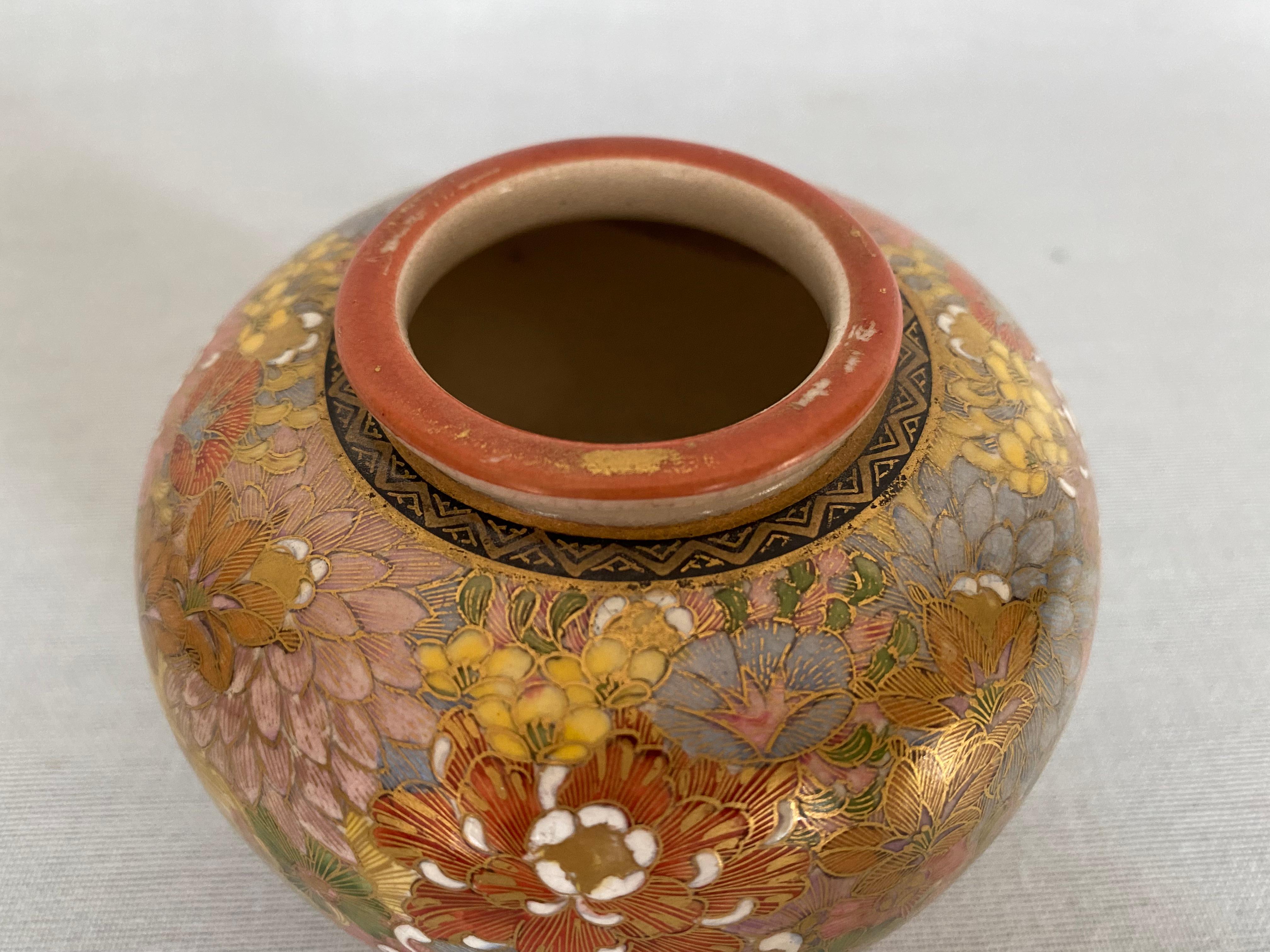 Japanische Millefleur Satsuma-Vase des 20. Jahrhunderts mit Shimazu-Wappen (Taisho) im Angebot