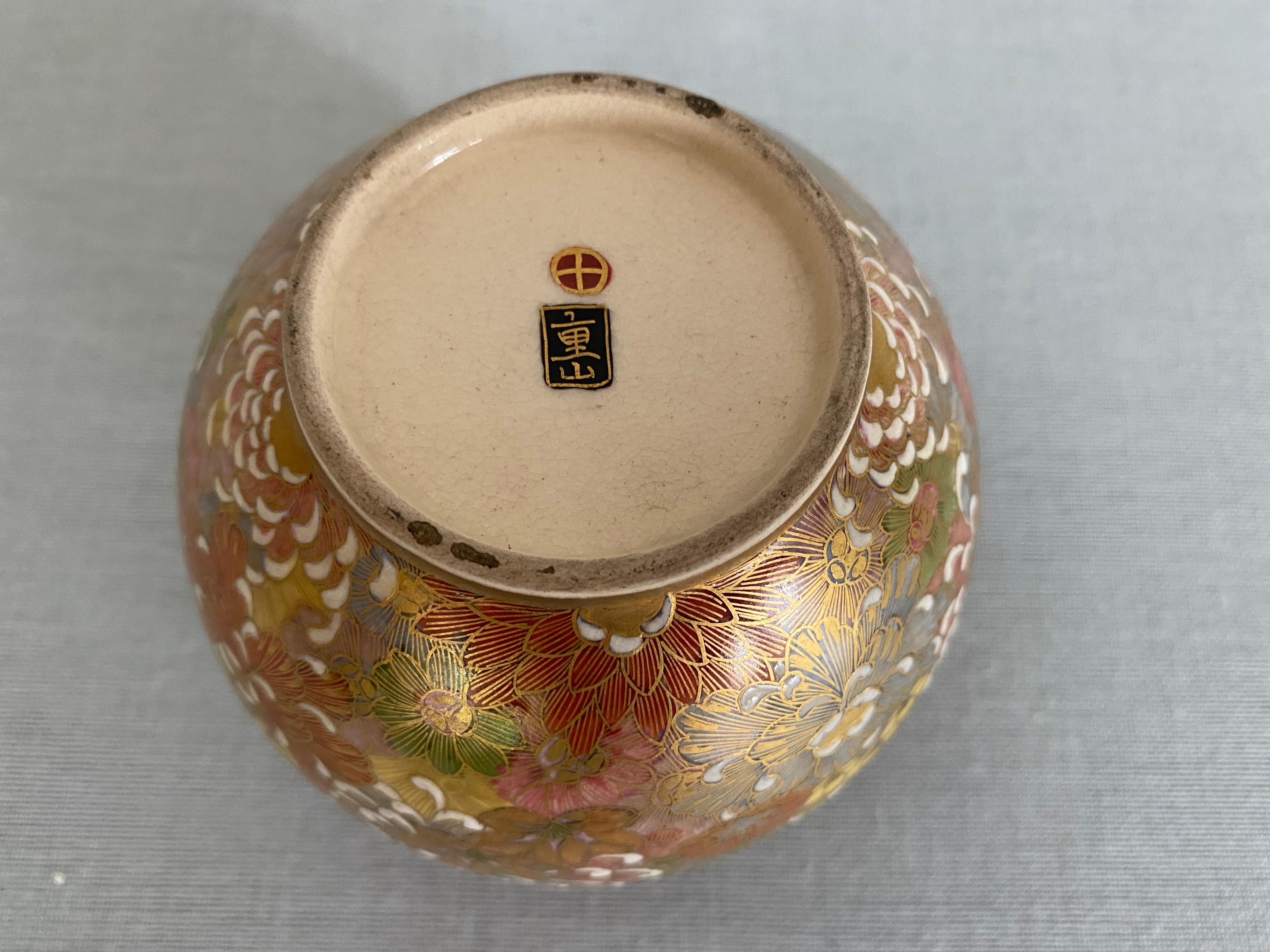 Japanische Millefleur Satsuma-Vase des 20. Jahrhunderts mit Shimazu-Wappen (Handbemalt) im Angebot