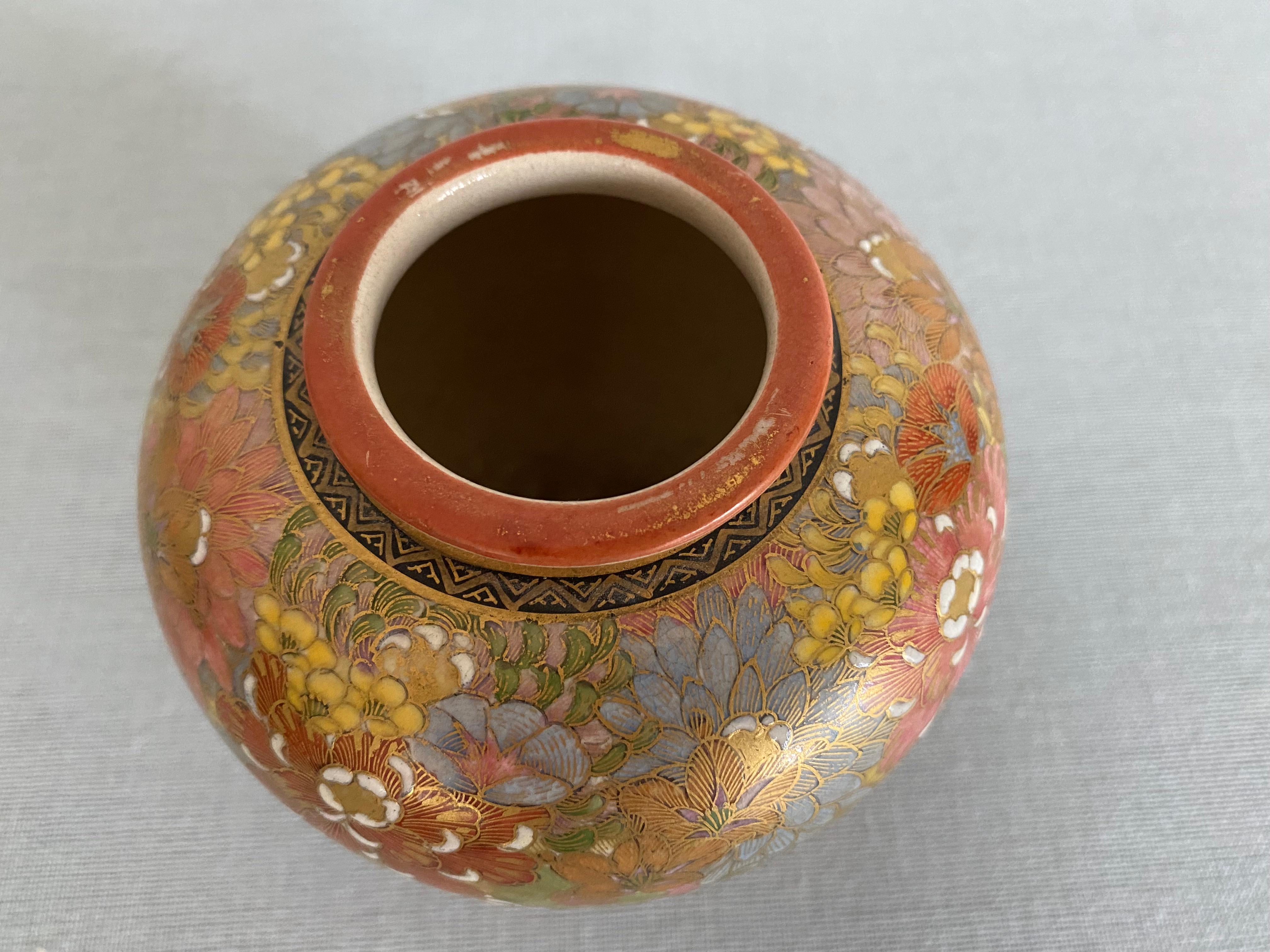 Japanische Millefleur Satsuma-Vase des 20. Jahrhunderts mit Shimazu-Wappen im Zustand „Gut“ im Angebot in Hamburg, DE