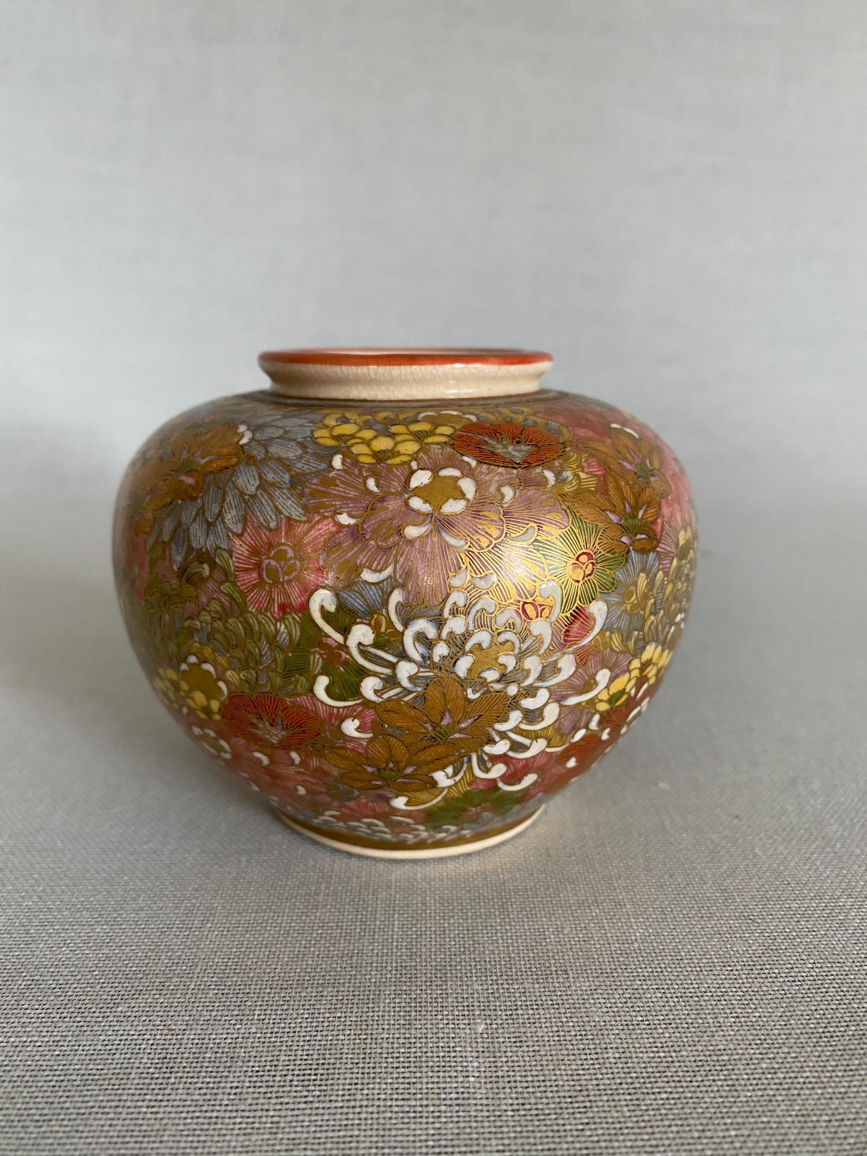 Japanische Millefleur Satsuma-Vase des 20. Jahrhunderts mit Shimazu-Wappen im Angebot 2