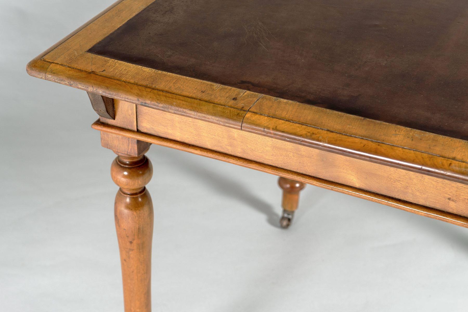 Schreibtisch aus satinierter Birke des 20. Jahrhunderts von Heal & Son London im Angebot 9