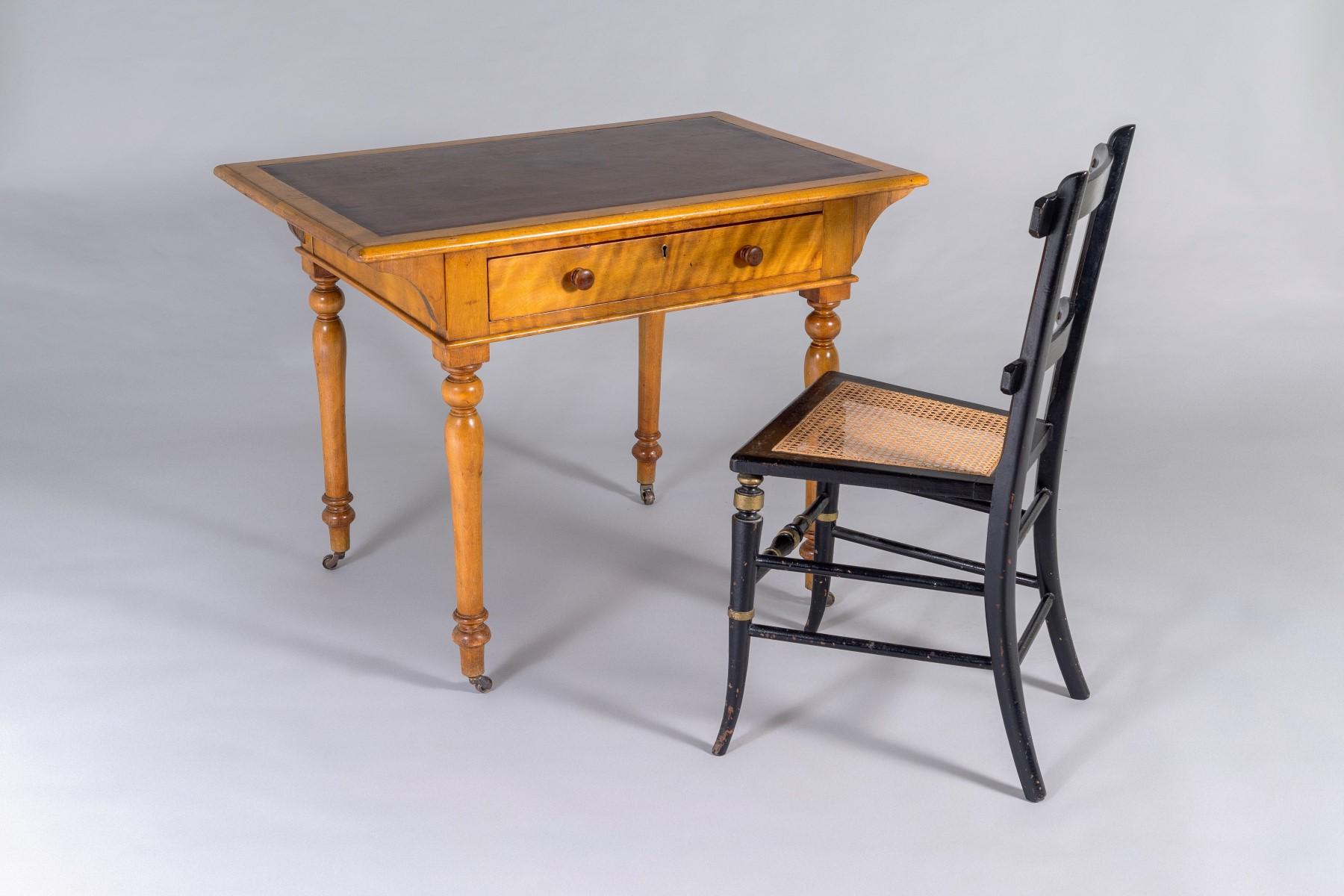 Schreibtisch aus satinierter Birke des 20. Jahrhunderts von Heal & Son London im Angebot 11
