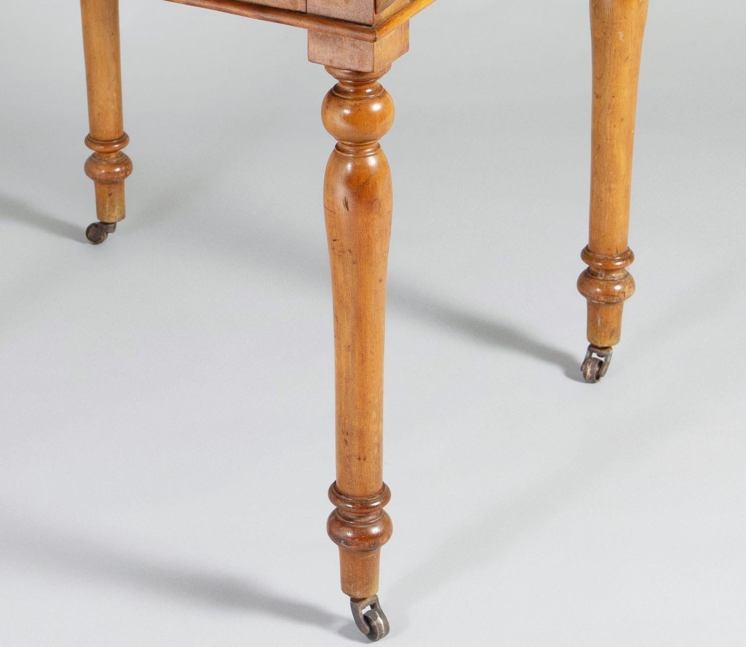 Schreibtisch aus satinierter Birke des 20. Jahrhunderts von Heal & Son London (Britisch) im Angebot