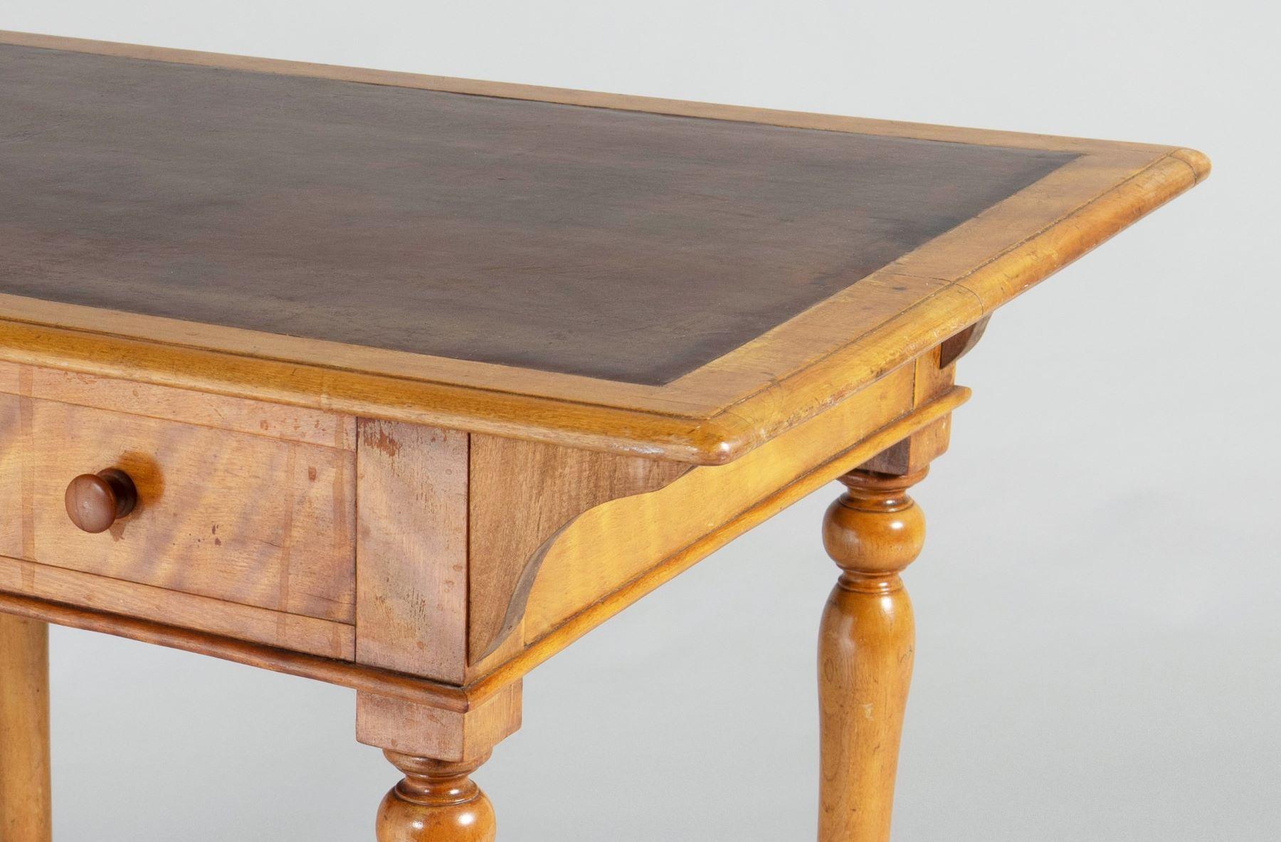Schreibtisch aus satinierter Birke des 20. Jahrhunderts von Heal & Son London im Zustand „Gut“ im Angebot in Llanbrynmair, GB