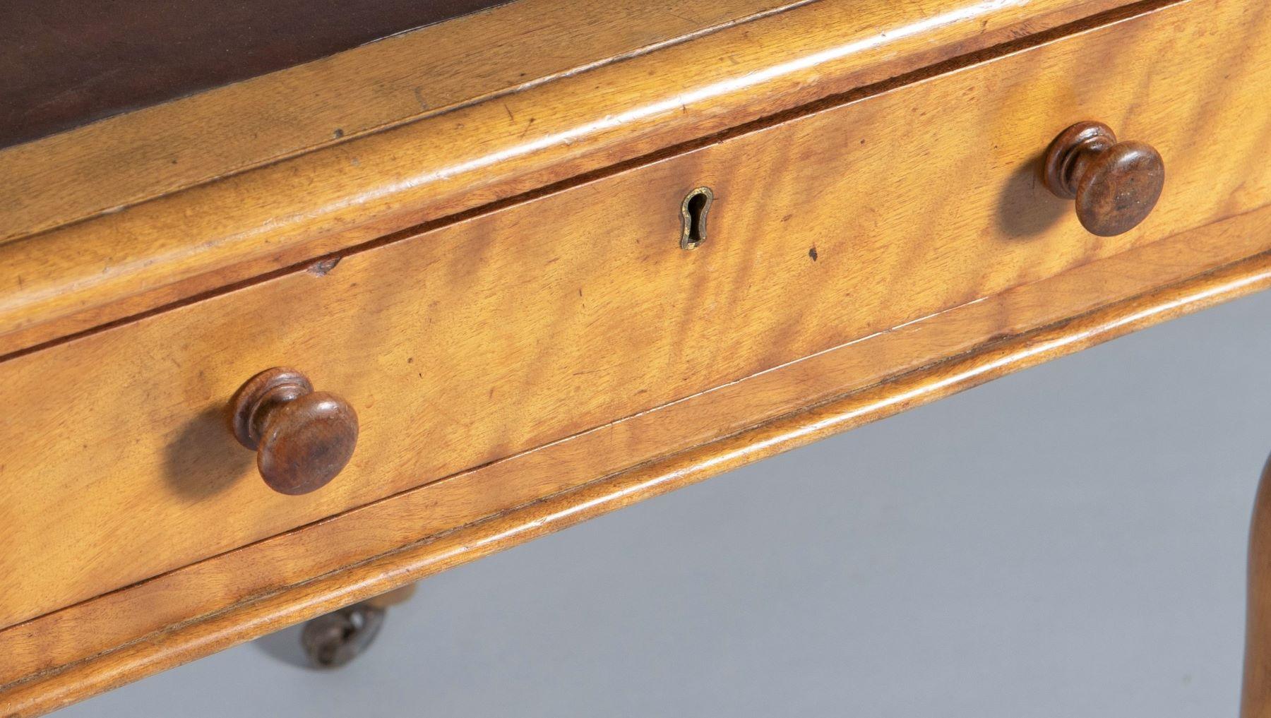 Schreibtisch aus satinierter Birke des 20. Jahrhunderts von Heal & Son London im Angebot 1
