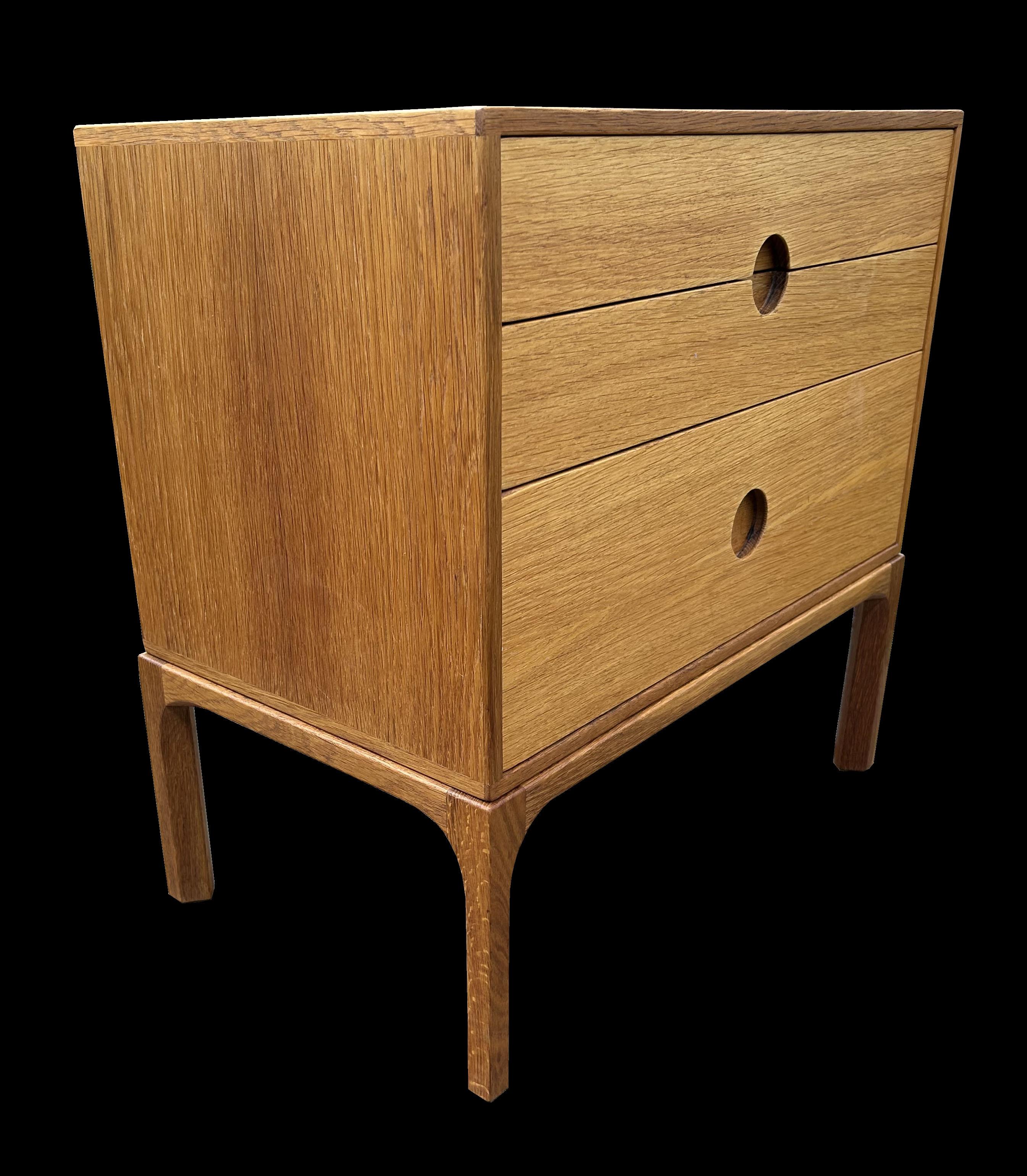 Cómoda pequeña de 3 cajones de roble de Aksel Kjersgaard para Odder Escandinavo moderno en venta