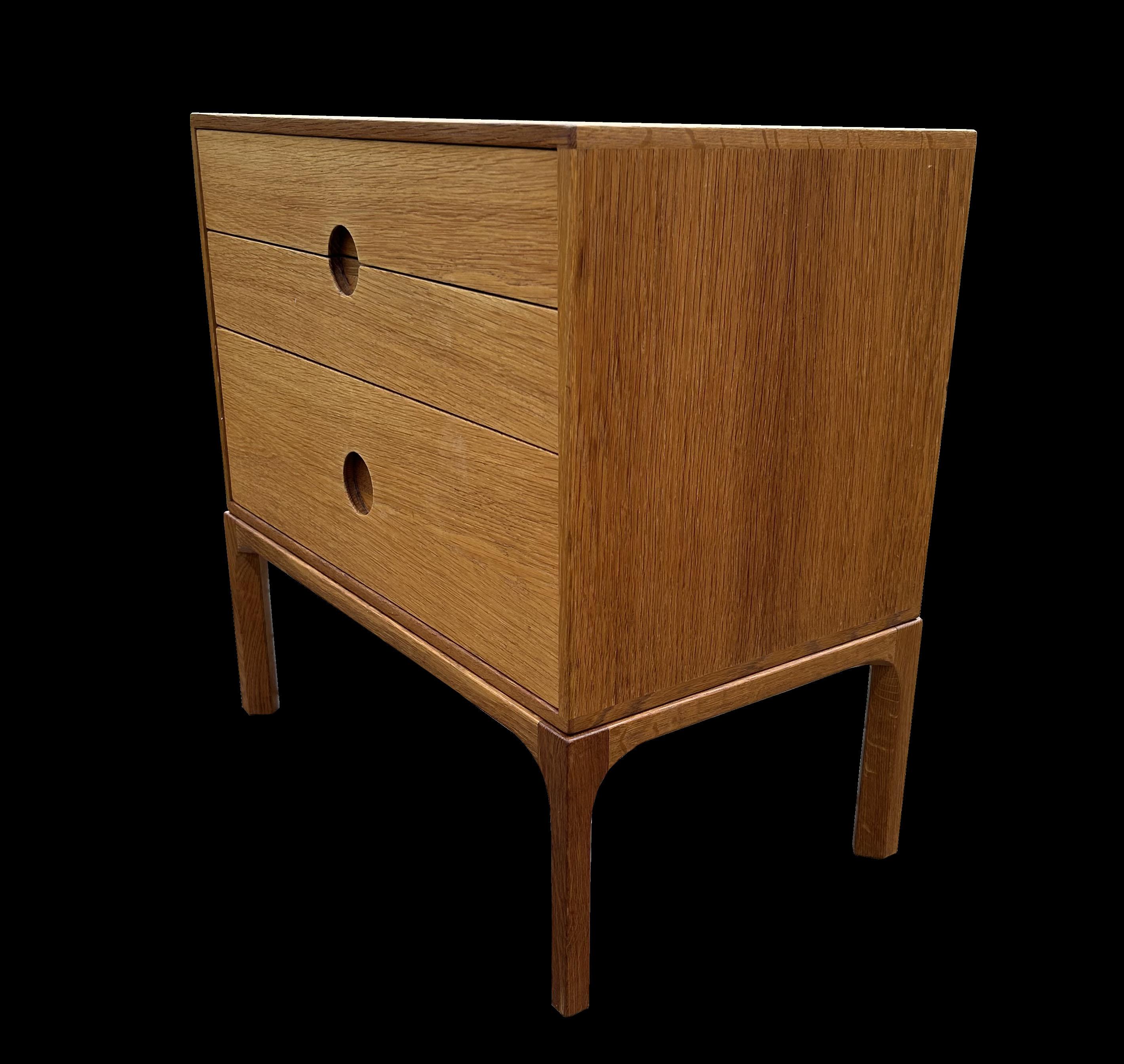 Cómoda pequeña de 3 cajones de roble de Aksel Kjersgaard para Odder Danés en venta