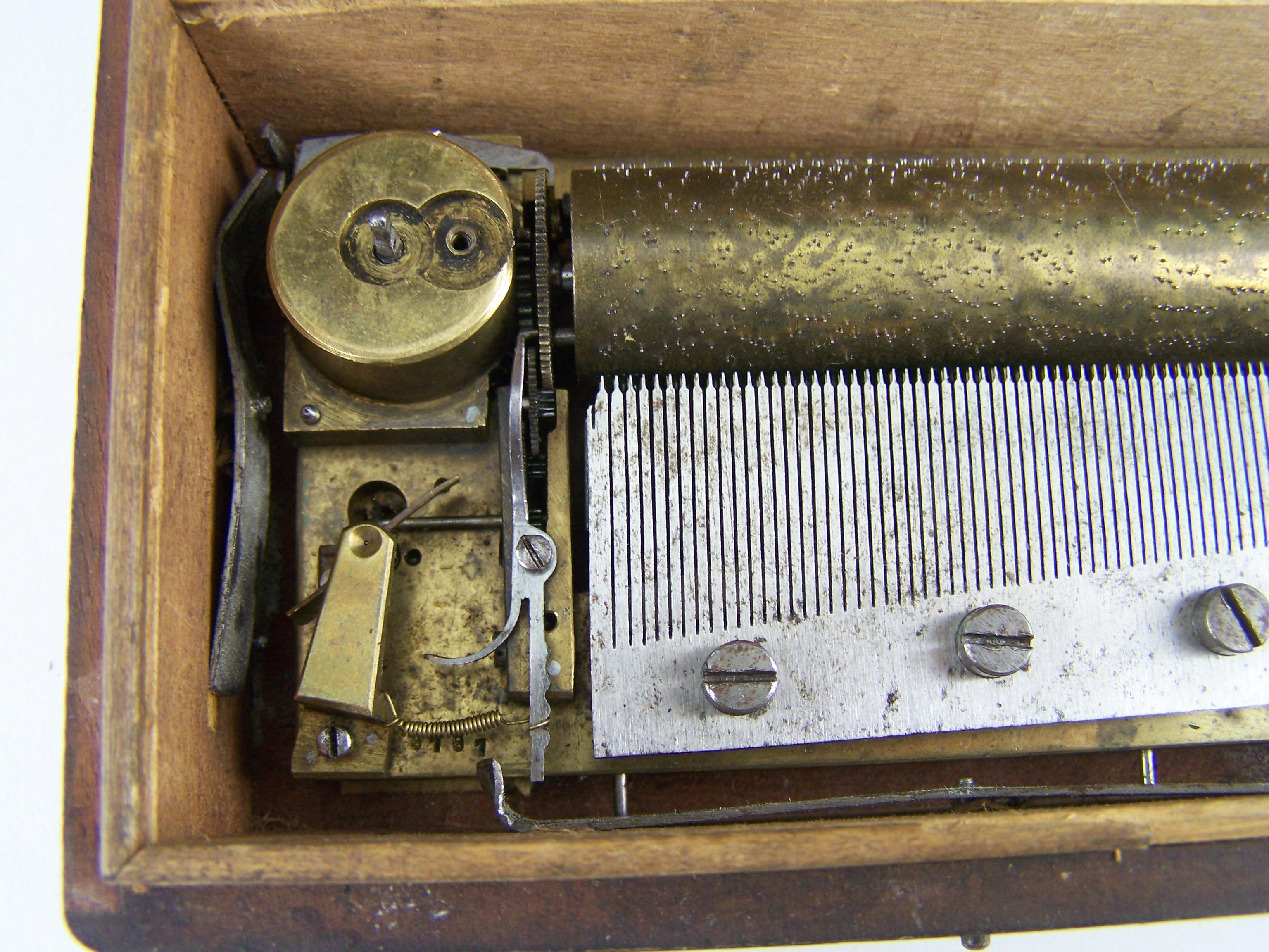 Early Victorian Small 3 tune music box For Sale