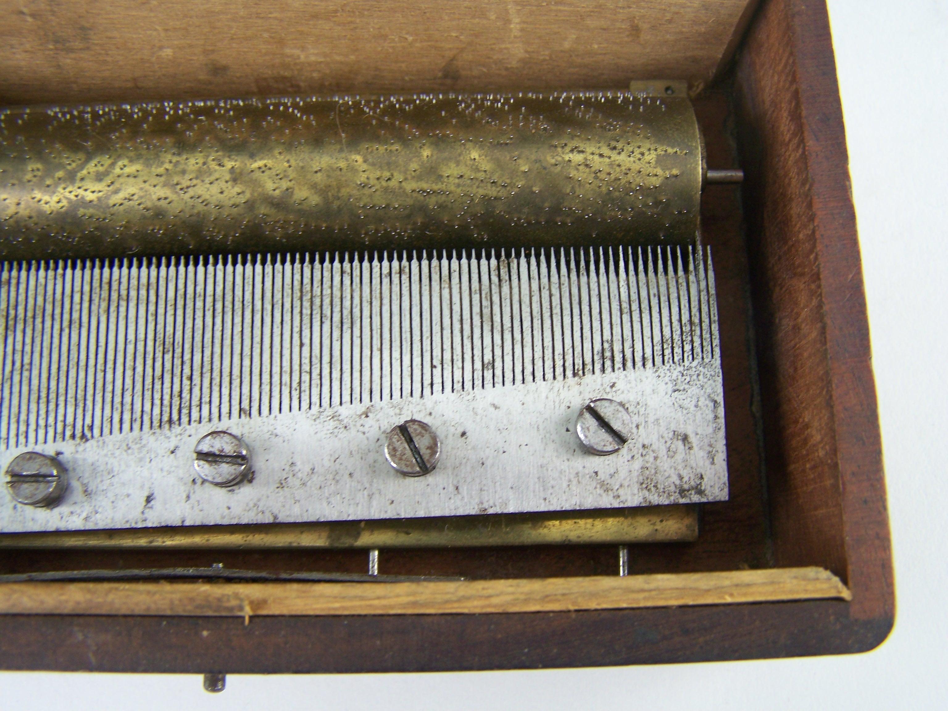 Swiss Small 3 tune music box For Sale