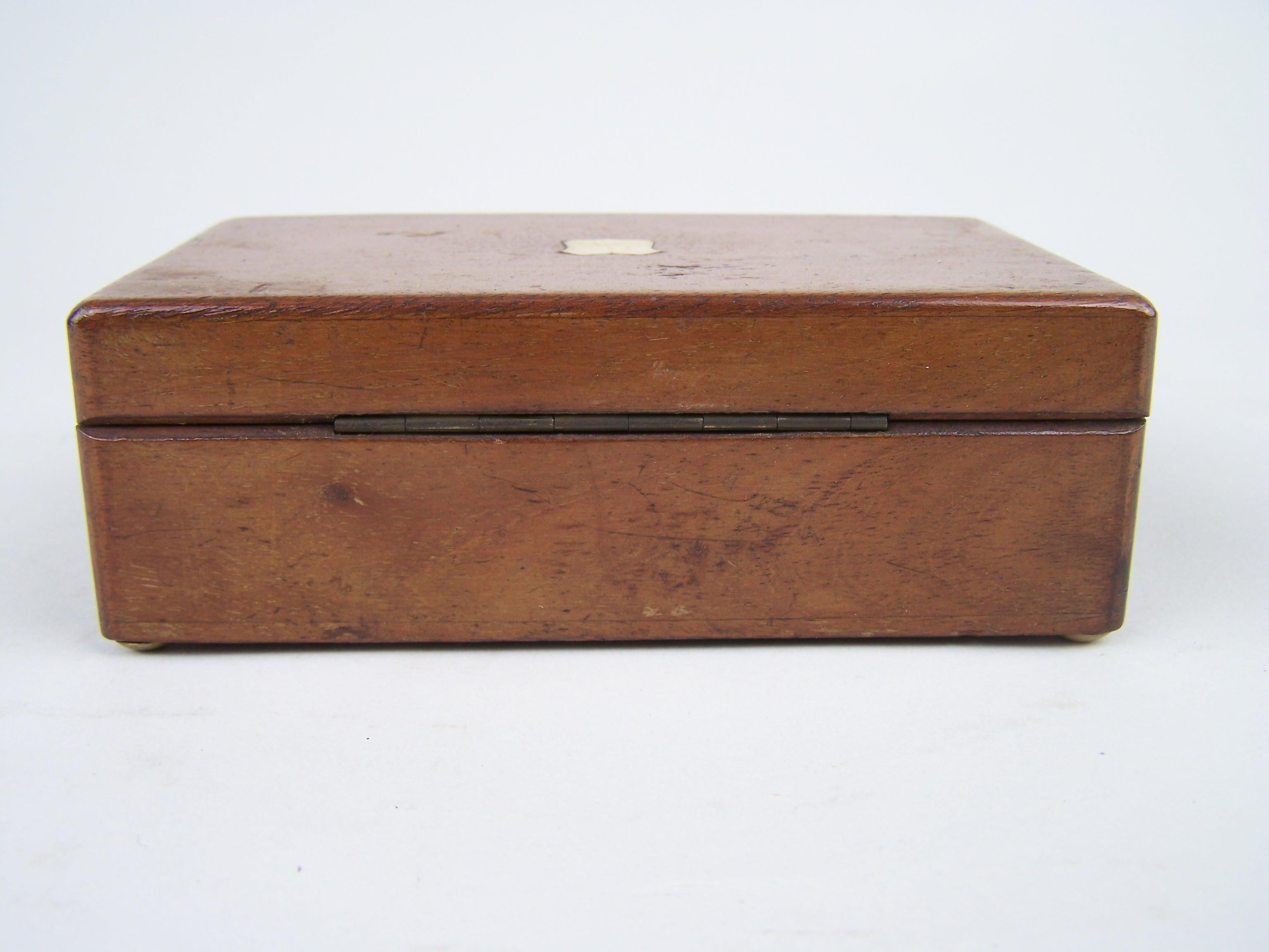 Late 19th Century Small 3 tune music box For Sale