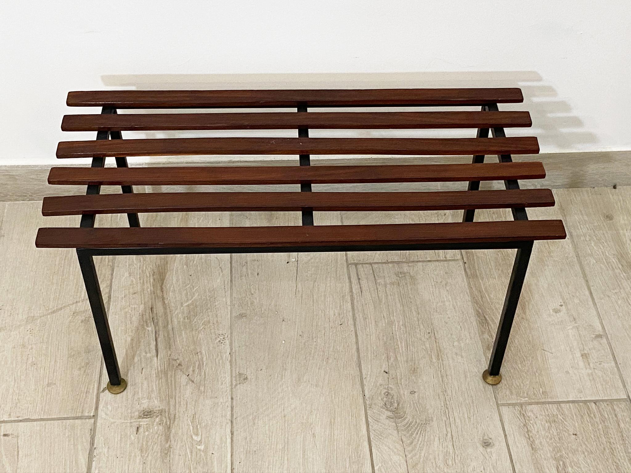 Delicious small bench from the 1960s with seat in wooden slats and black painted metal structure with brass feet.