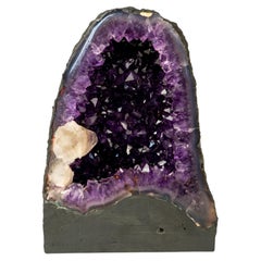 Kleine AAA-Grad Amethyst Geode mit Gemmy "Grape Jelly" Lila