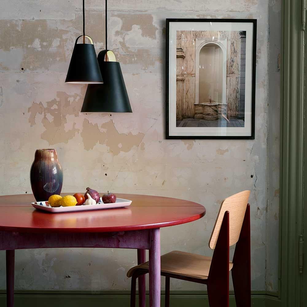 Petite lampe suspendue 'Above 6.9' pour Louis Poulsen en noir.

Le pendentif Above du designer danois Mads Odgård représente une conception d'éclairage ouvertement simpliste. Le designer lui-même est un minimaliste dans l'âme et crée des produits