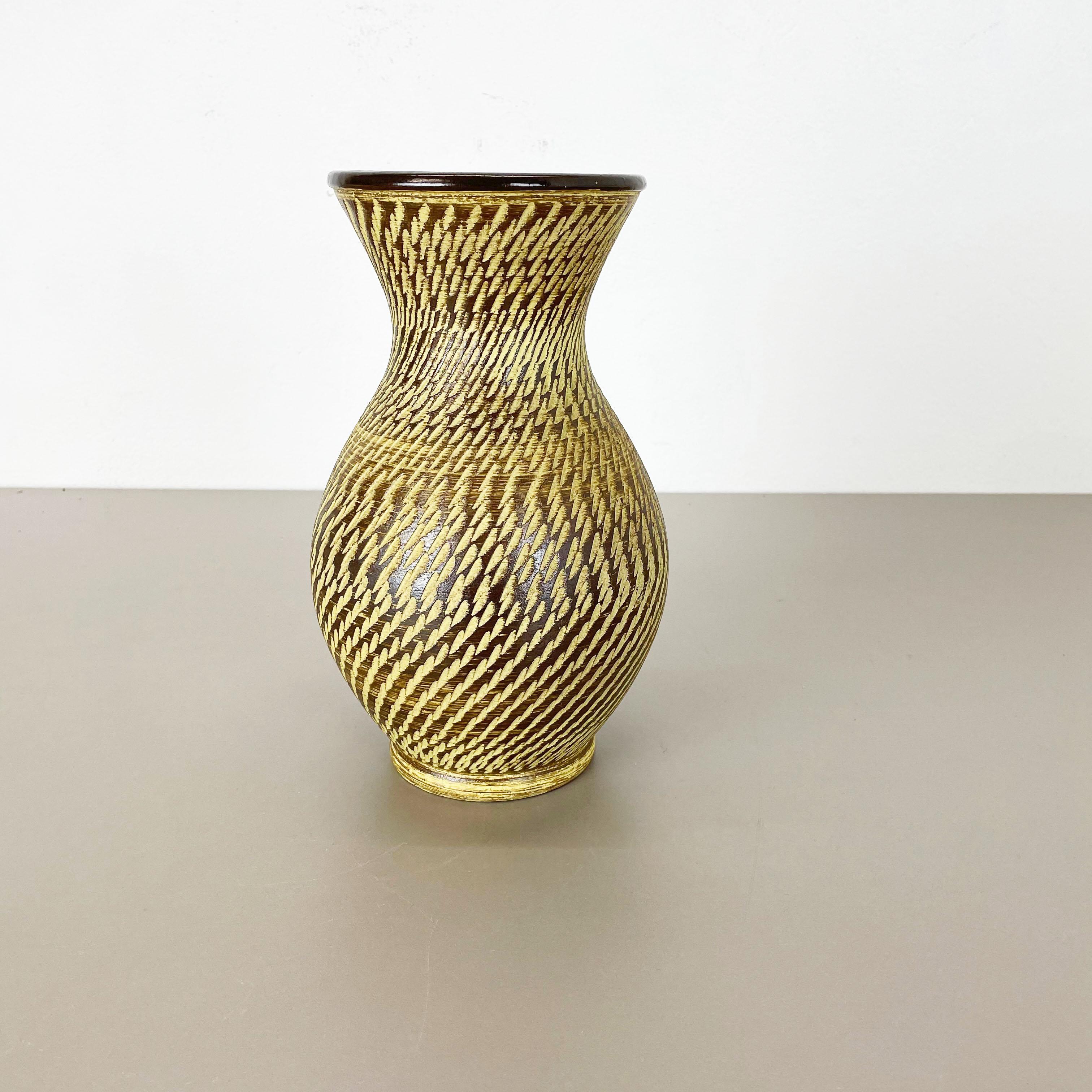 Articolo:

Vaso in ceramica


Produttore:

Dümmler e Breiden, Germania


Decennio:

1950s



Descrizione:

Vaso in ceramica in gres vintage originale degli anni '50, prodotto in Germania. Produzione tedesca di alta qualità con una