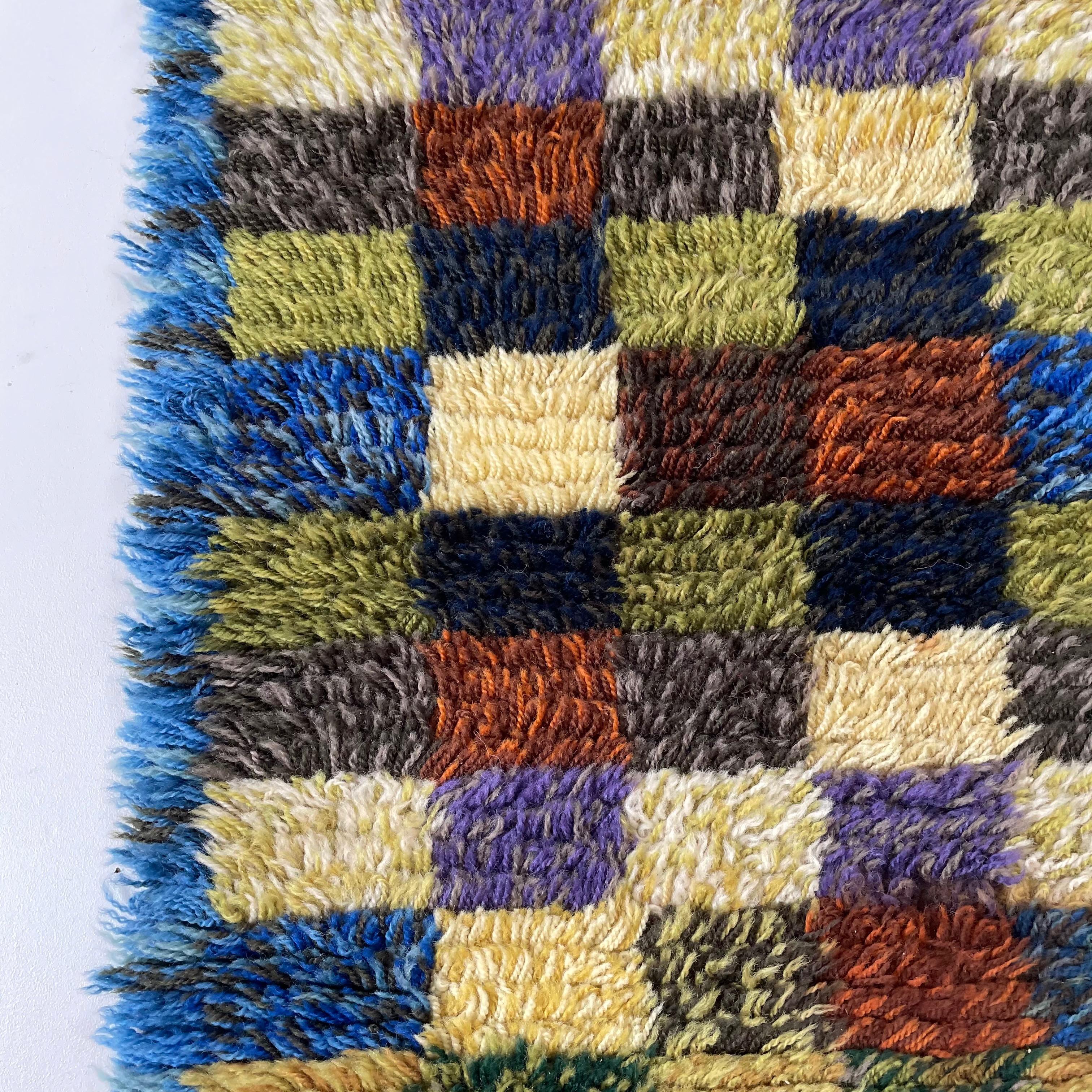 Petit tapis scandinave abstrait à poils longs Rya abstrait, Suède, années 1960 en vente 3