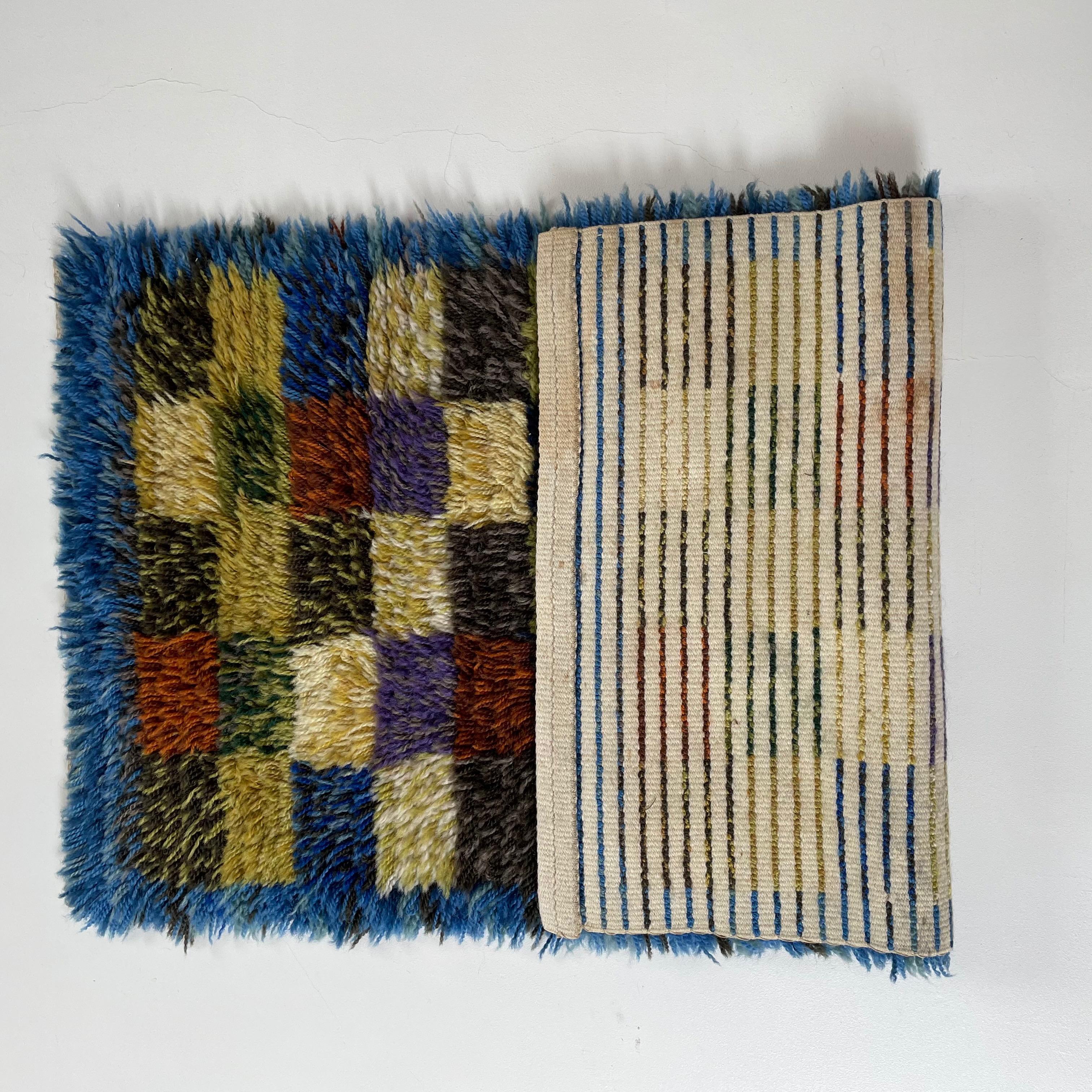 Petit tapis scandinave abstrait à poils longs Rya abstrait, Suède, années 1960 en vente 6