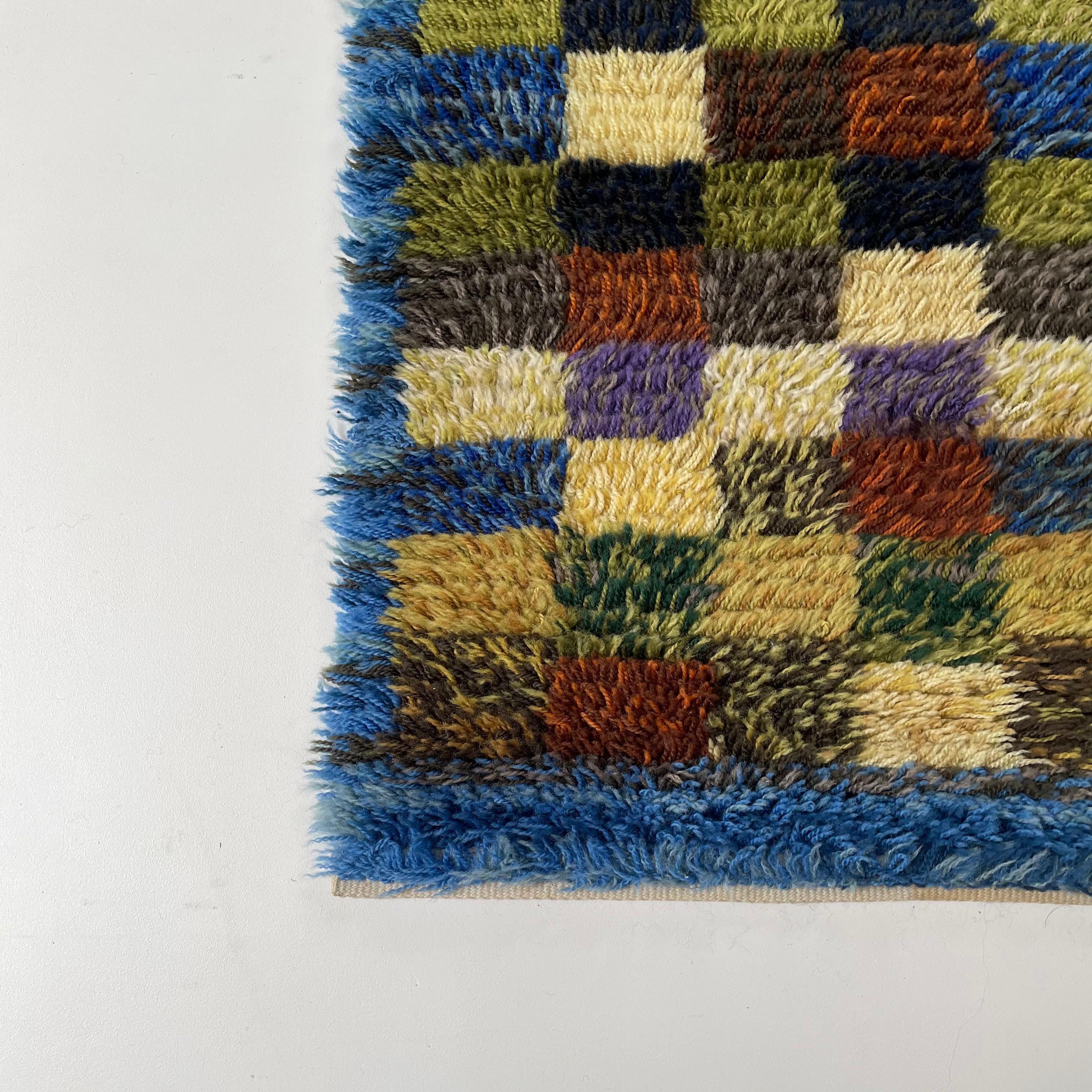 small Abstract Scandinavian High Pile Abstract Rya Rug Carpet, Sweden, 1960s In Good Condition For Sale In Kirchlengern, DE