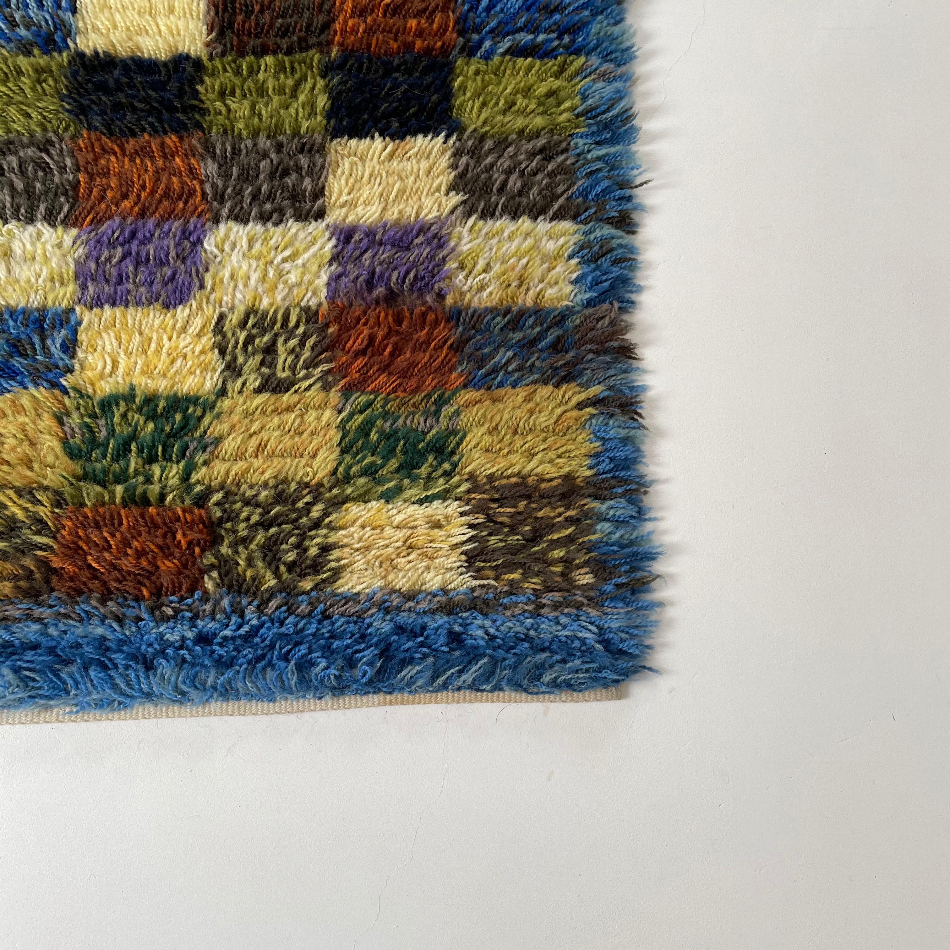 20ième siècle Petit tapis scandinave abstrait à poils longs Rya abstrait, Suède, années 1960 en vente