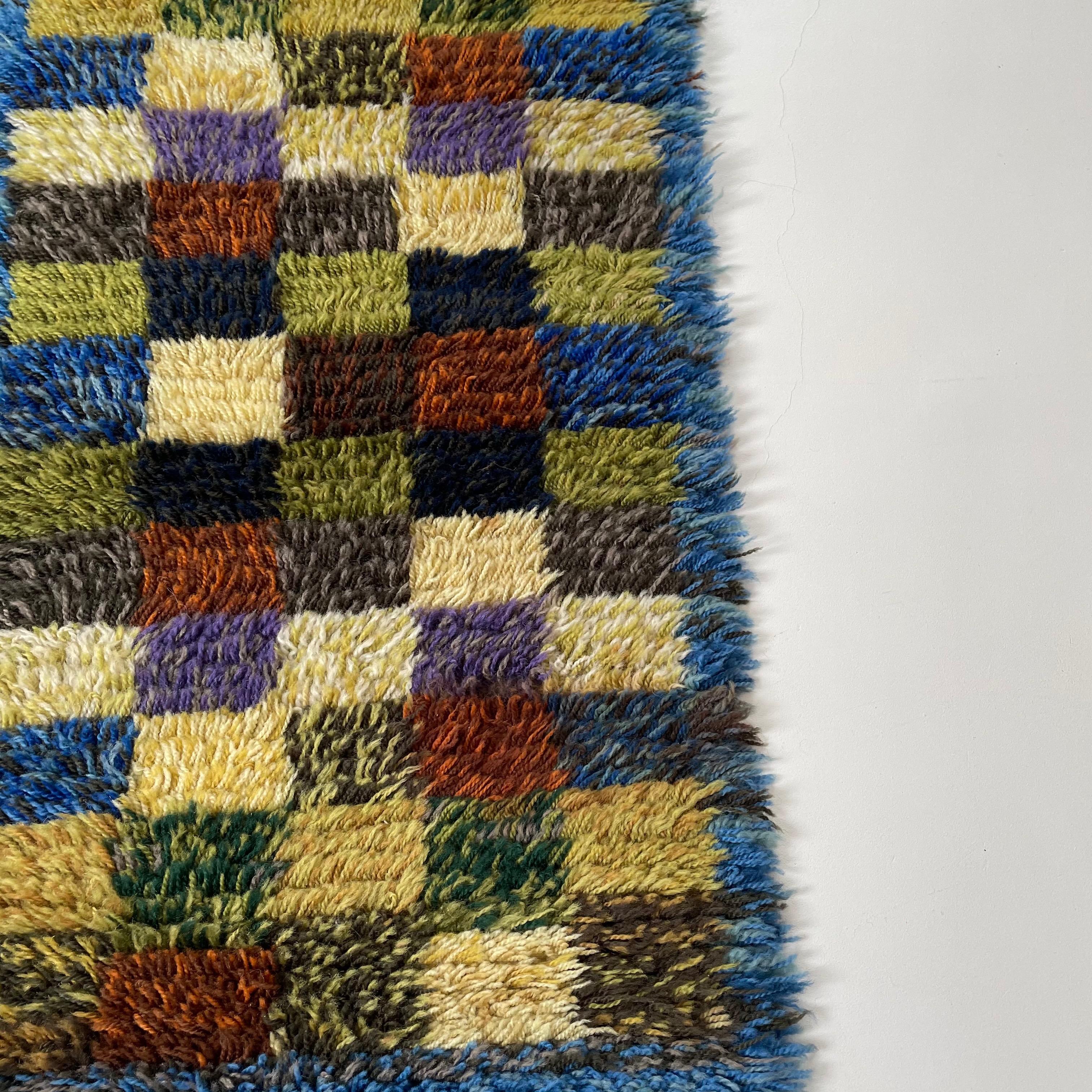 Laine Petit tapis scandinave abstrait à poils longs Rya abstrait, Suède, années 1960 en vente