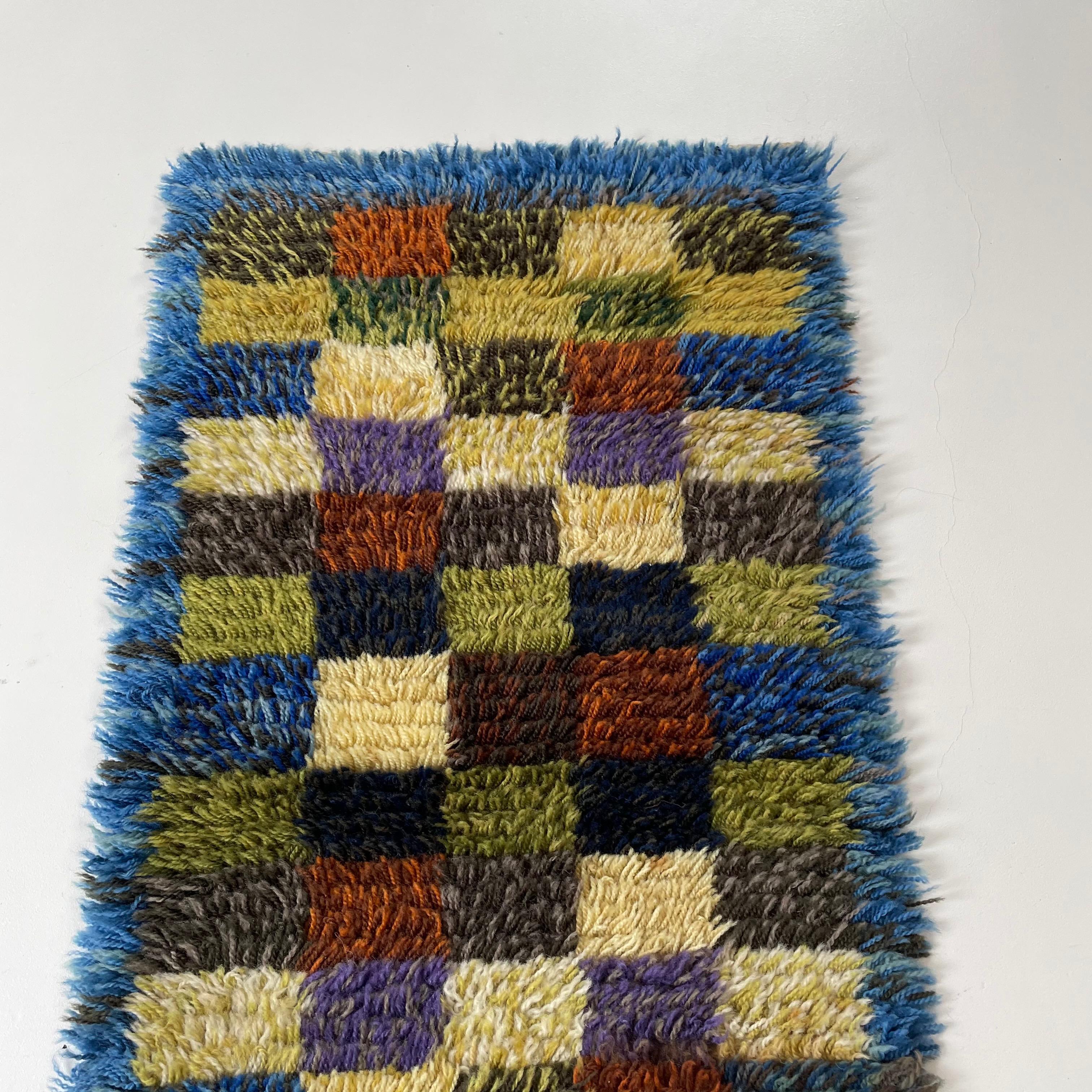 Petit tapis scandinave abstrait à poils longs Rya abstrait, Suède, années 1960 en vente 1