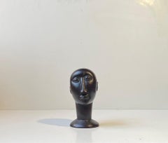 Petit buste africain à tête de croc en bois noir - Caractéristiques minimales