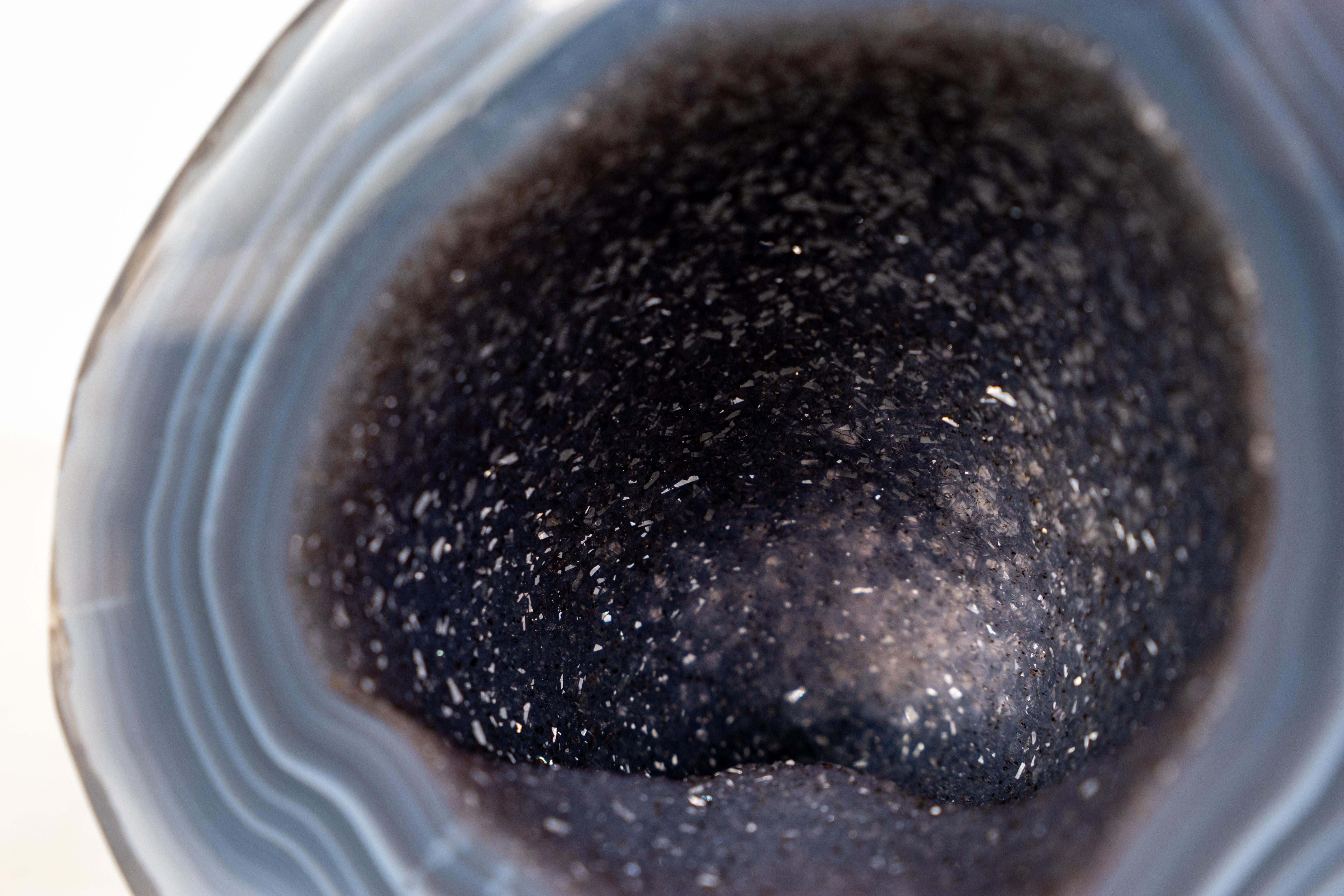 Piccolo geode di agata con strati di agata blu e bianca e druzy galattico

▫️ Descrizione

Con i suoi splendidi lacci blu e bianchi, la scintillante galassia druzy blu e la perfetta formazione naturale, questo piccolo geode di agata porta un tocco