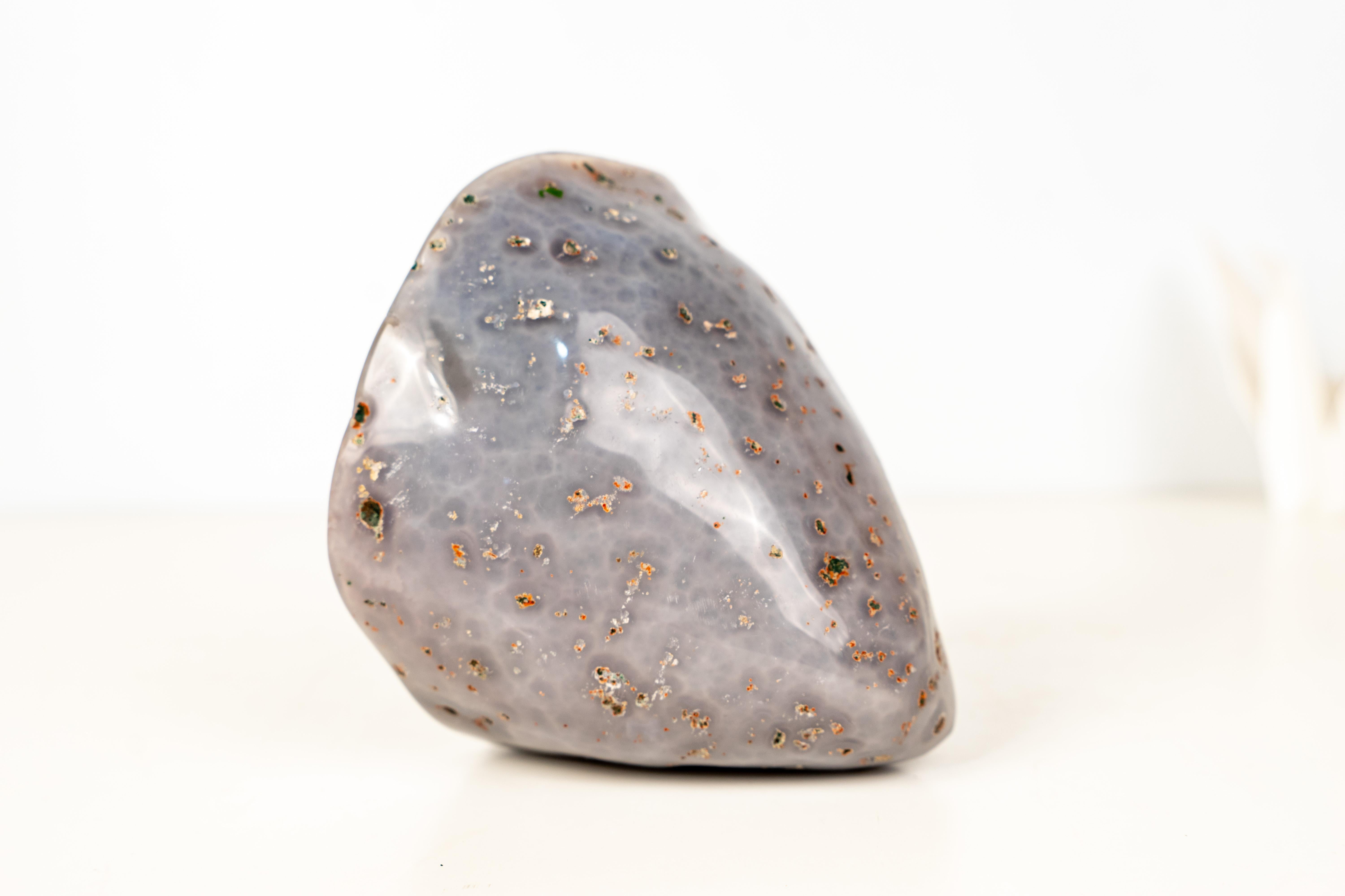 Brasiliano Piccolo geode di agata con agata blu a bande di livello mondiale e druzy galassia blu in vendita