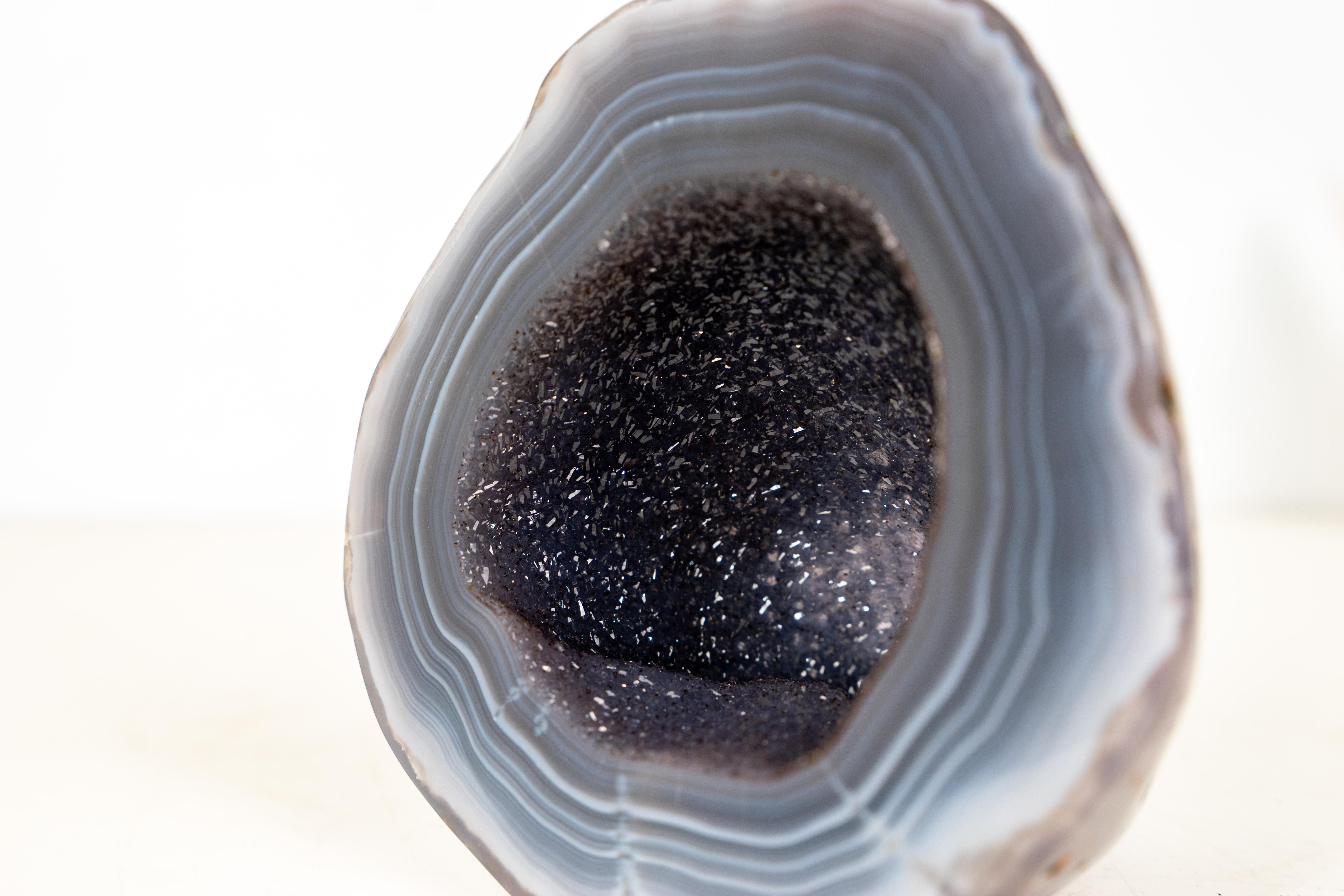 XXI secolo e contemporaneo Piccolo geode di agata con agata blu a bande di livello mondiale e druzy galassia blu in vendita