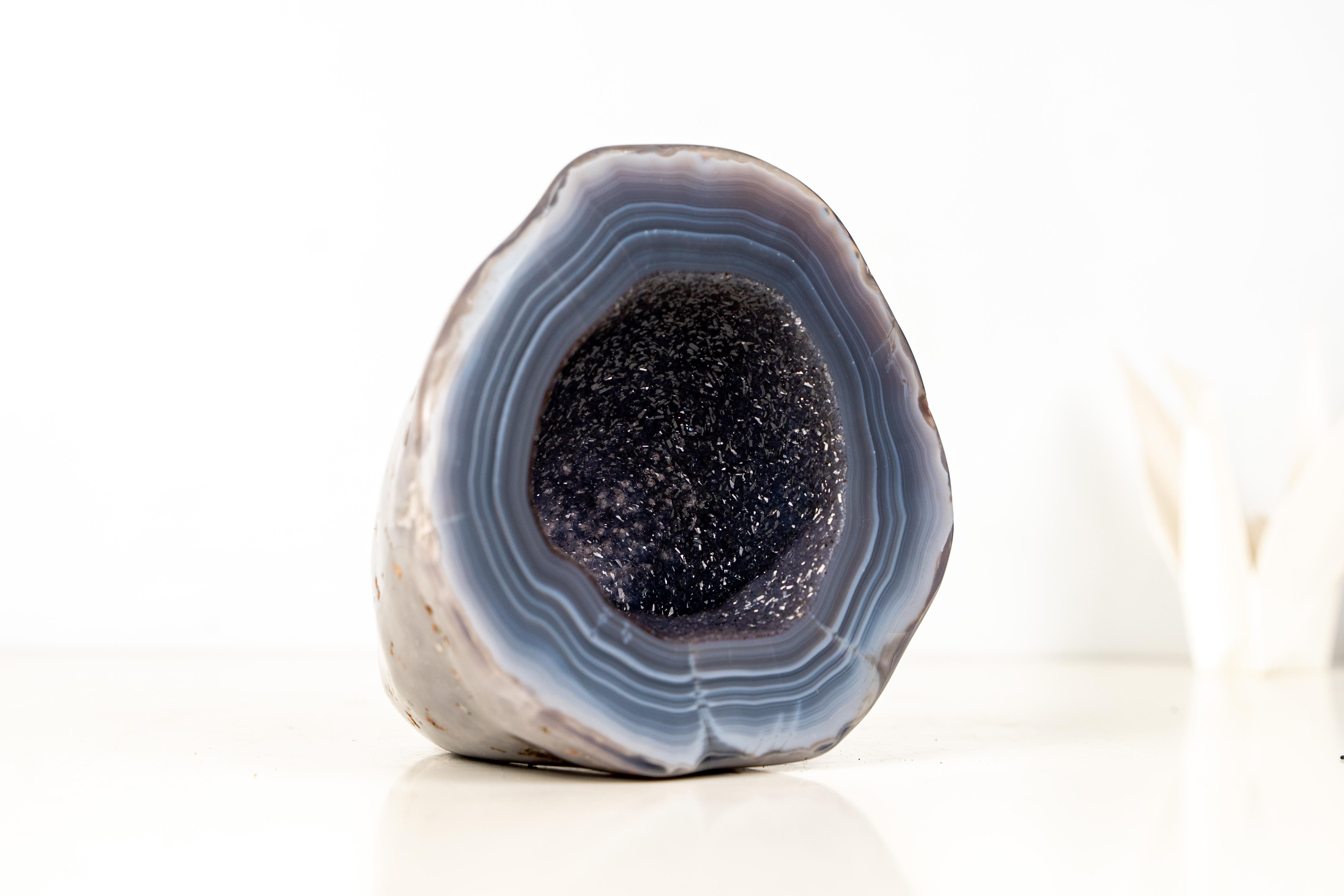Cristallo Piccolo geode di agata con agata blu a bande di livello mondiale e druzy galassia blu in vendita