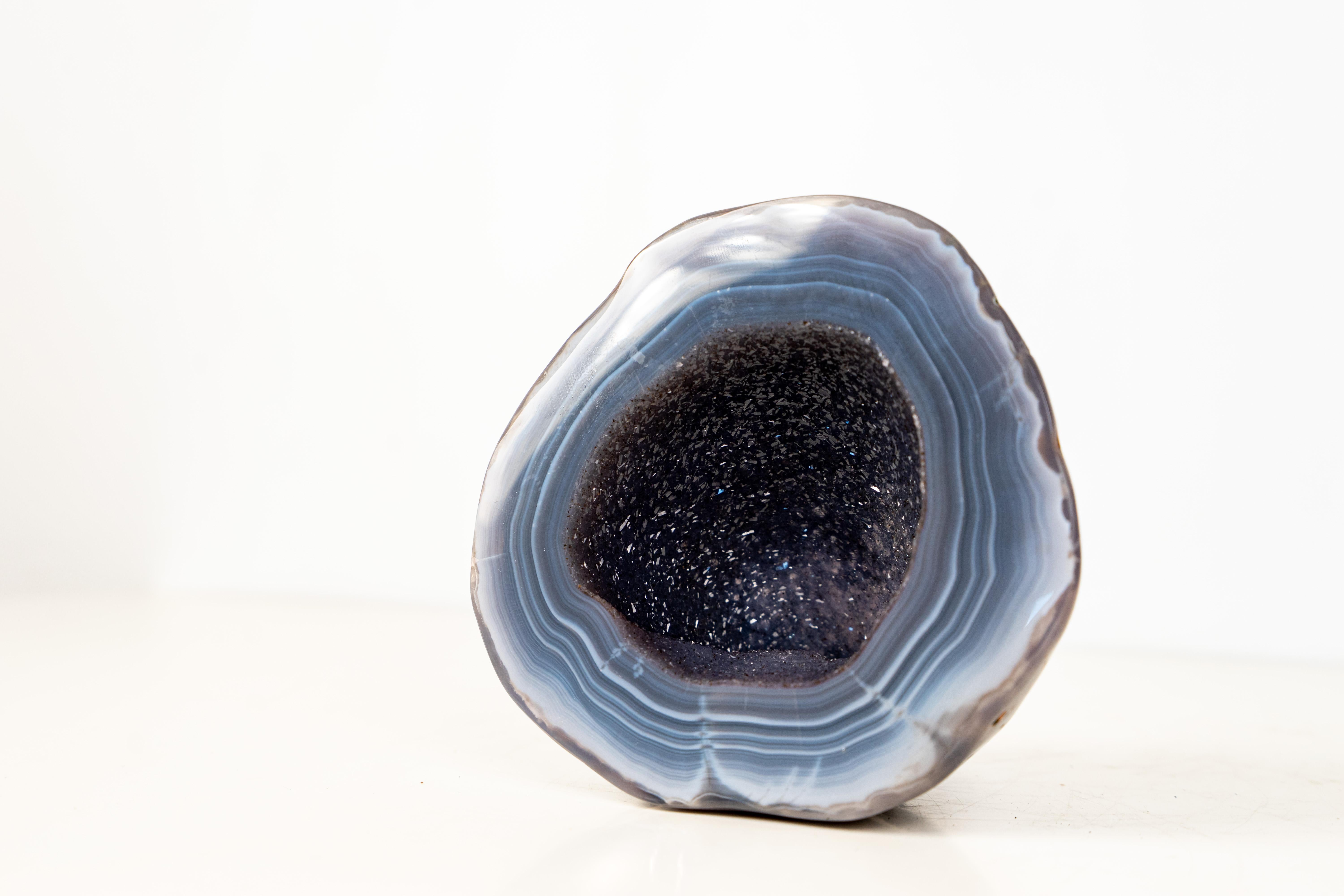 Piccolo geode di agata con agata blu a bande di livello mondiale e druzy galassia blu in vendita 1