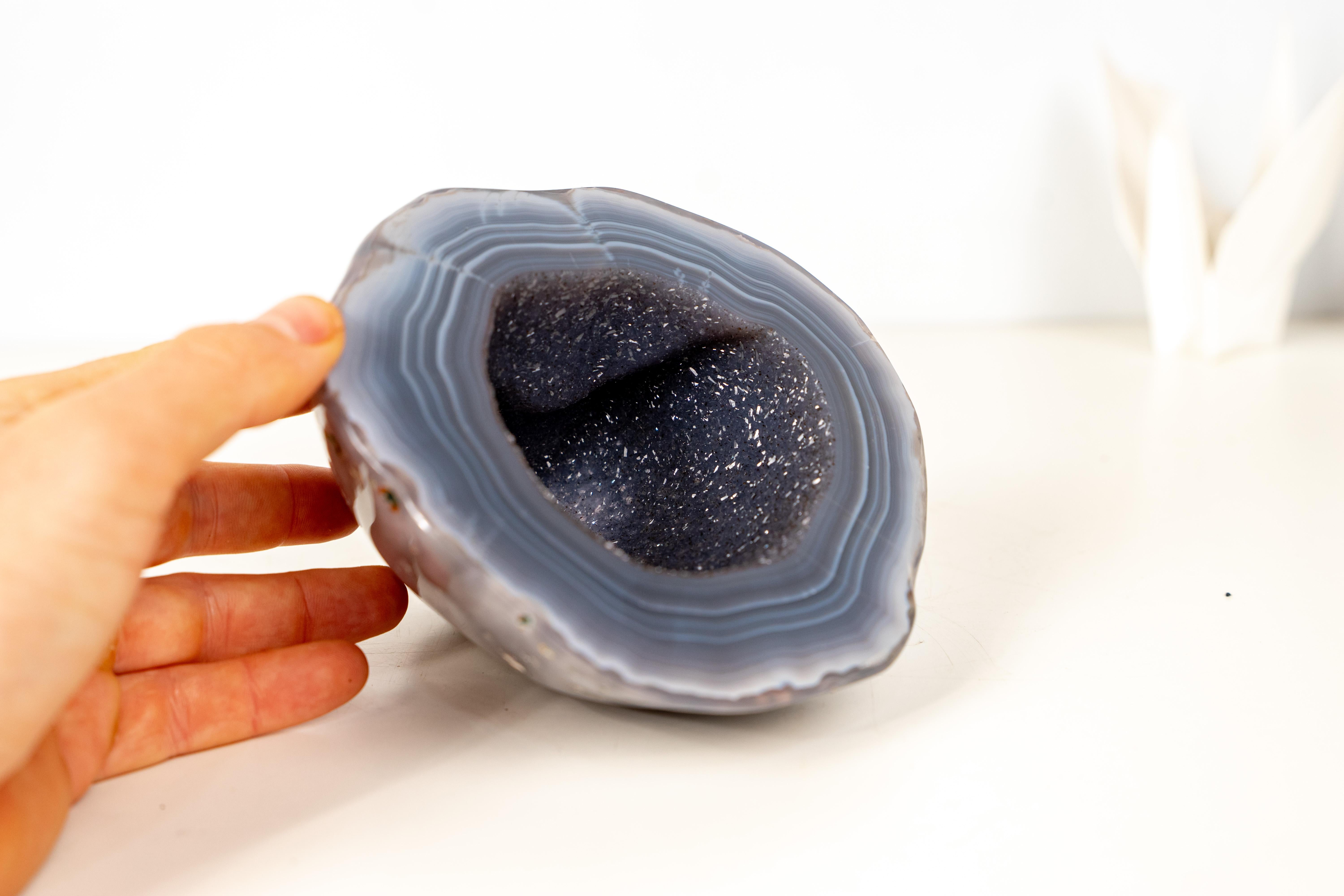Piccolo geode di agata con agata blu a bande di livello mondiale e druzy galassia blu in vendita 3