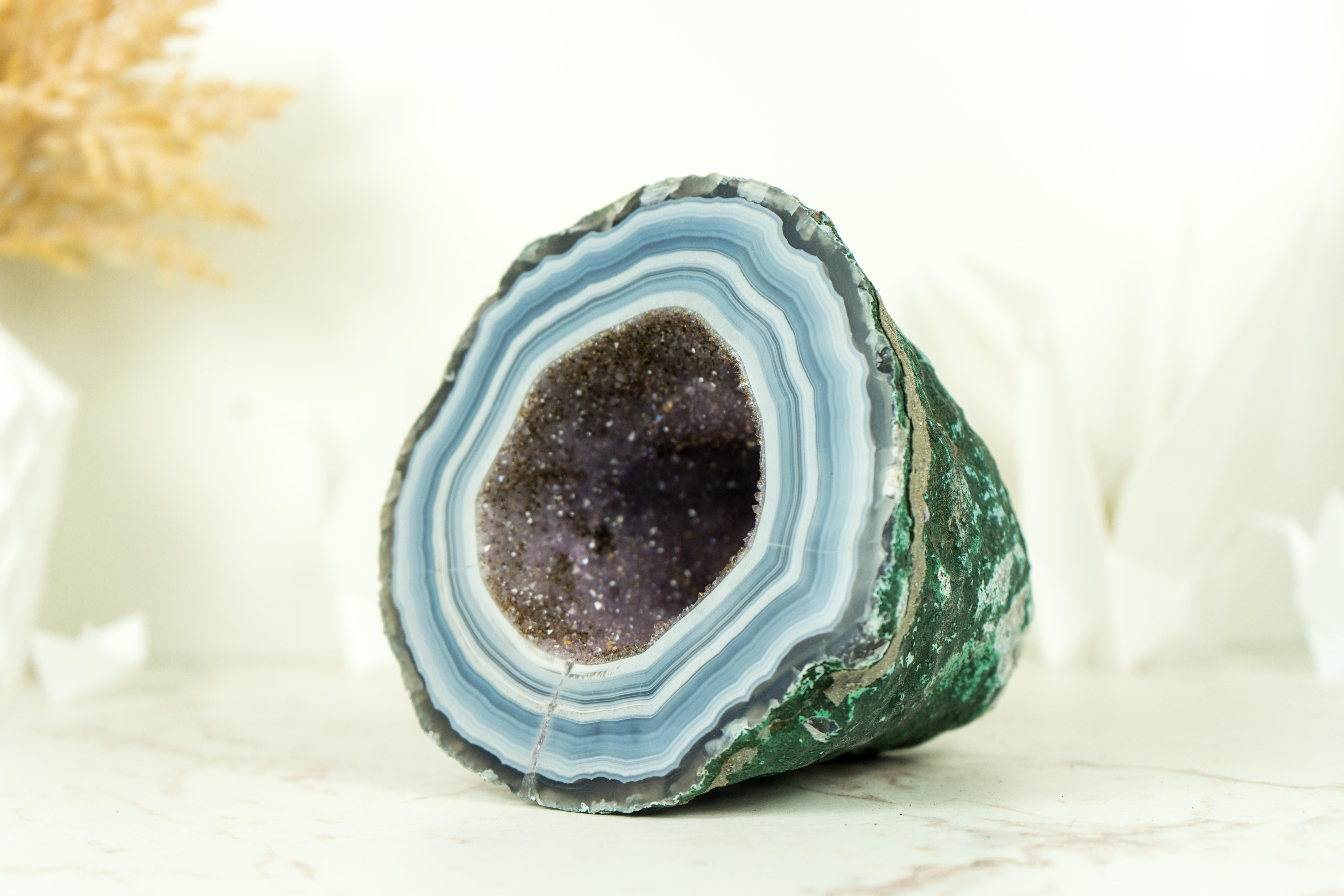 Small Agate Geode with World-Class Blue Banded Agate and Galaxy Druzy In Excellent Condition For Sale In Ametista Do Sul, BR
