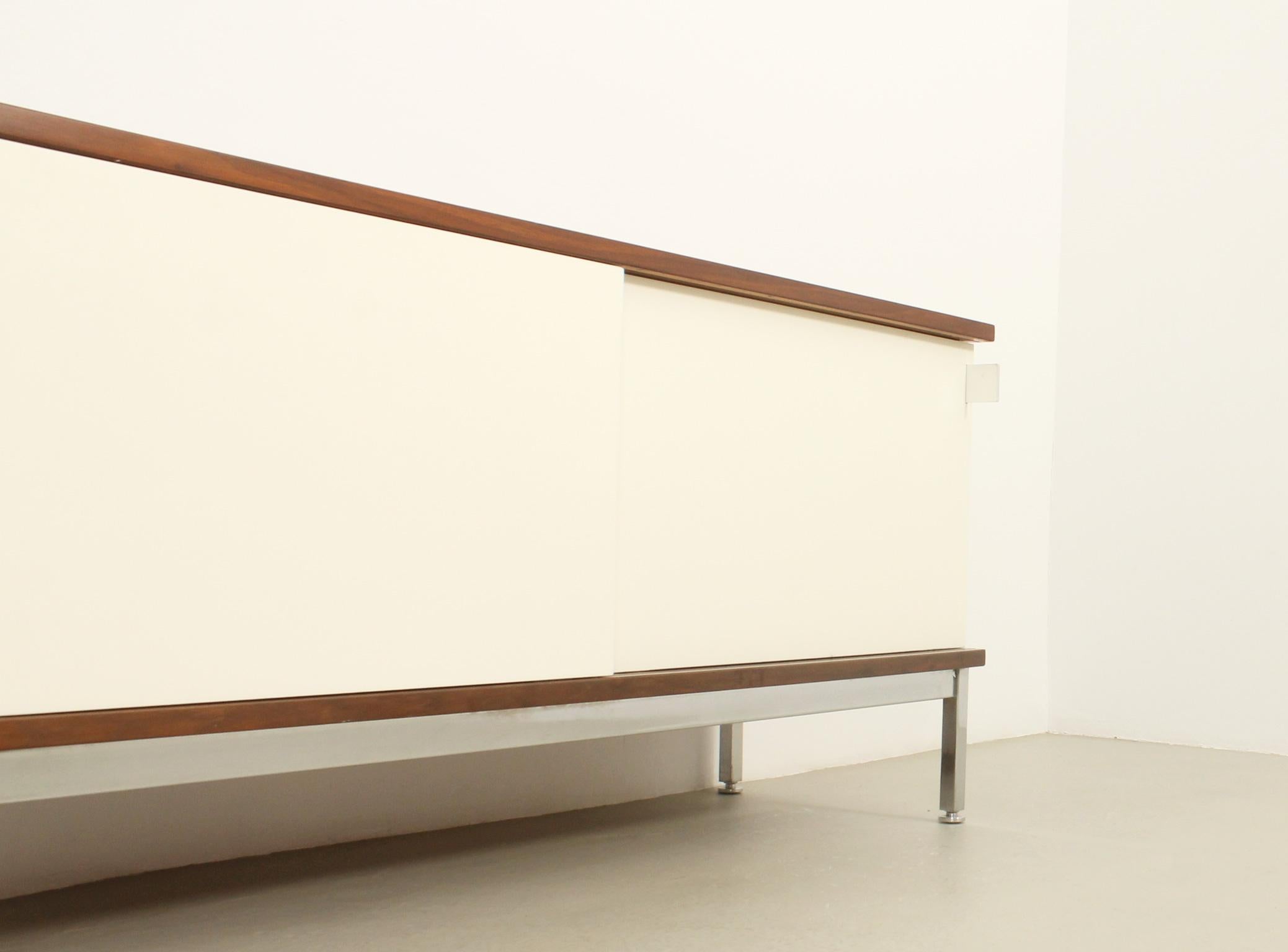 Piccola credenza Airborne con ante scorrevoli laccate, Francia, anni '60 in vendita 3