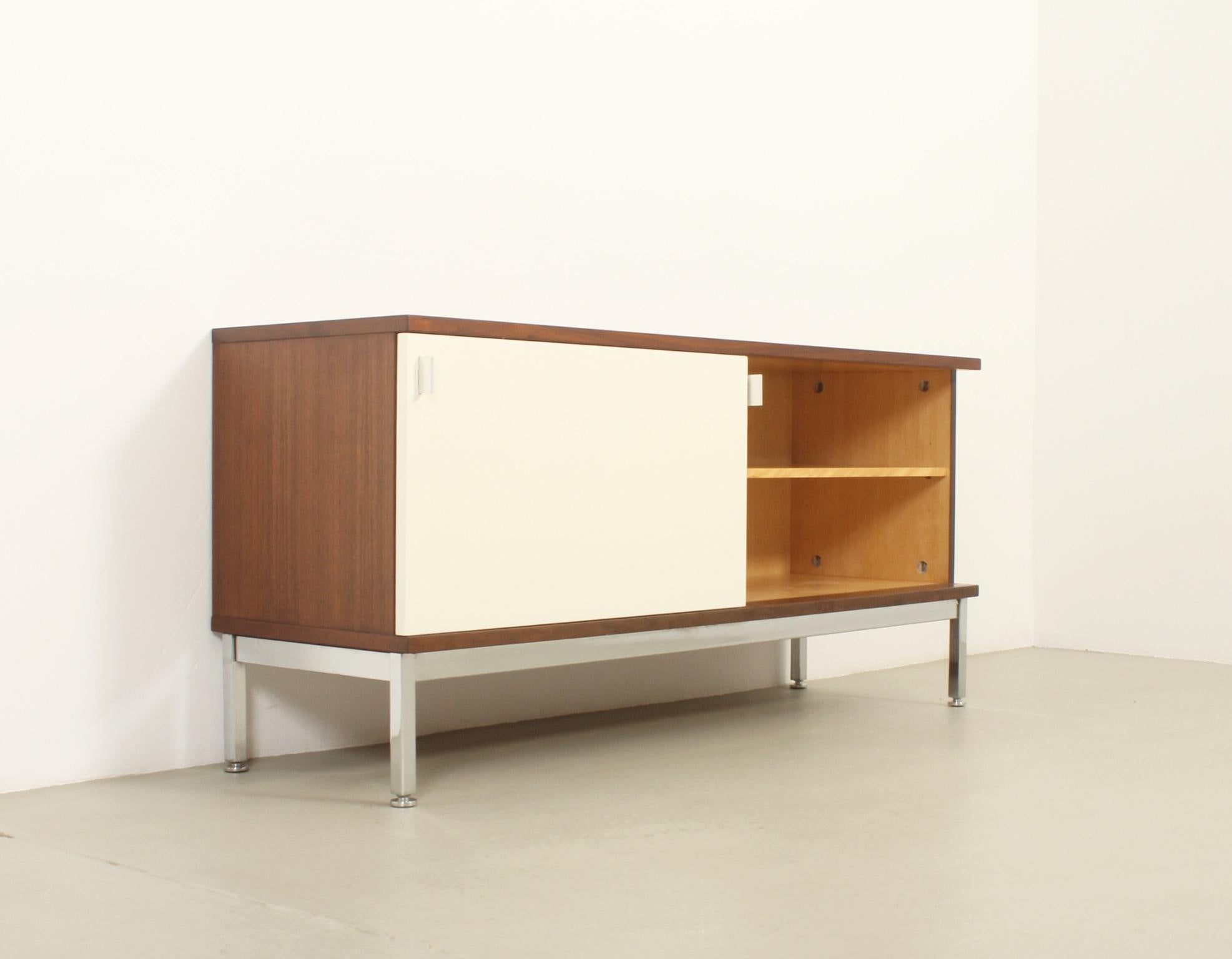 Piccola credenza Airborne con ante scorrevoli laccate, Francia, anni '60 in vendita 6