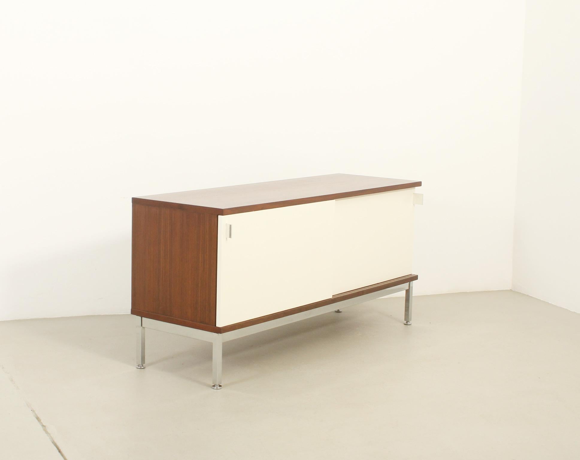 Piccola credenza Airborne con ante scorrevoli laccate, Francia, anni '60 in vendita 9