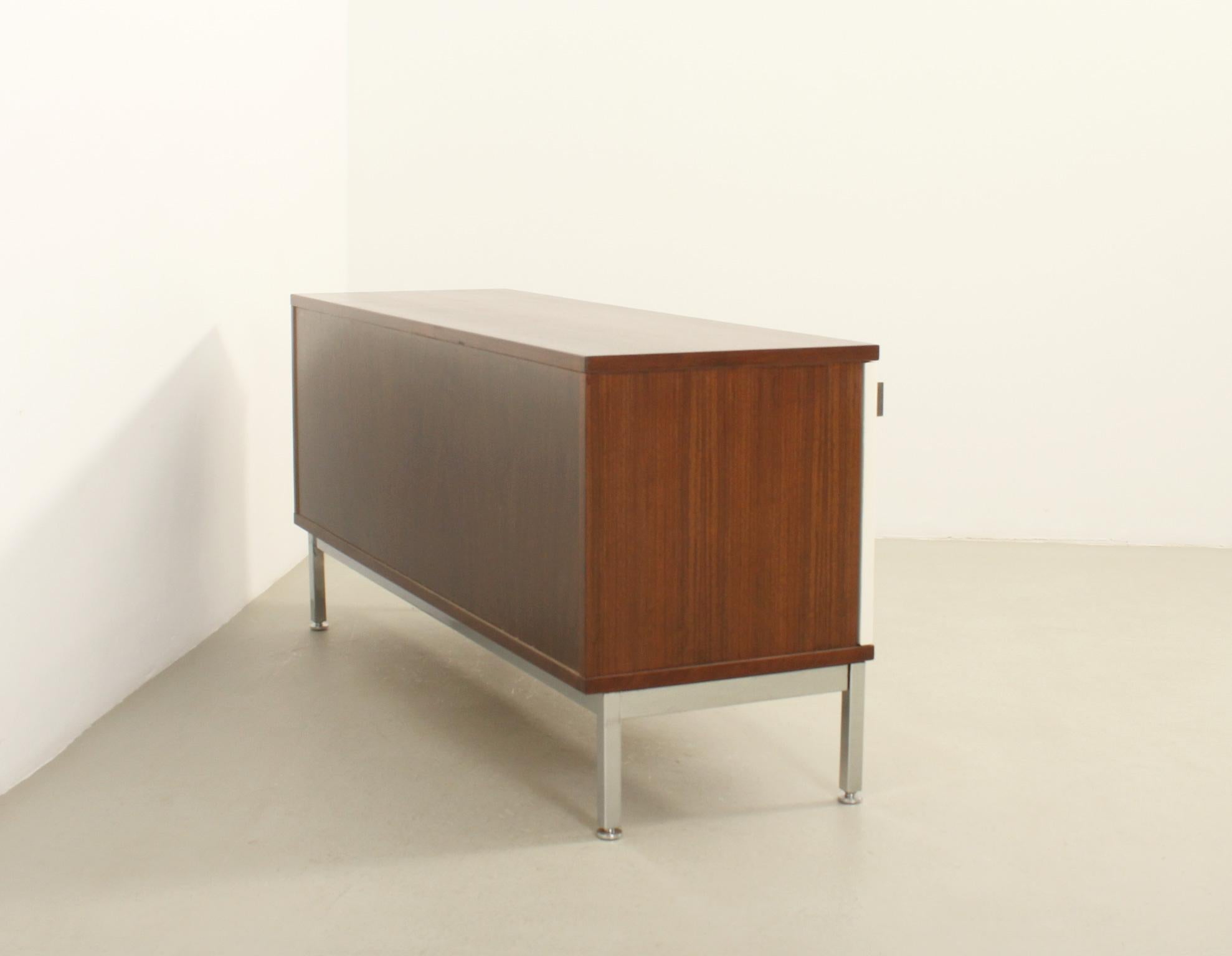 Piccola credenza Airborne con ante scorrevoli laccate, Francia, anni '60 in vendita 10