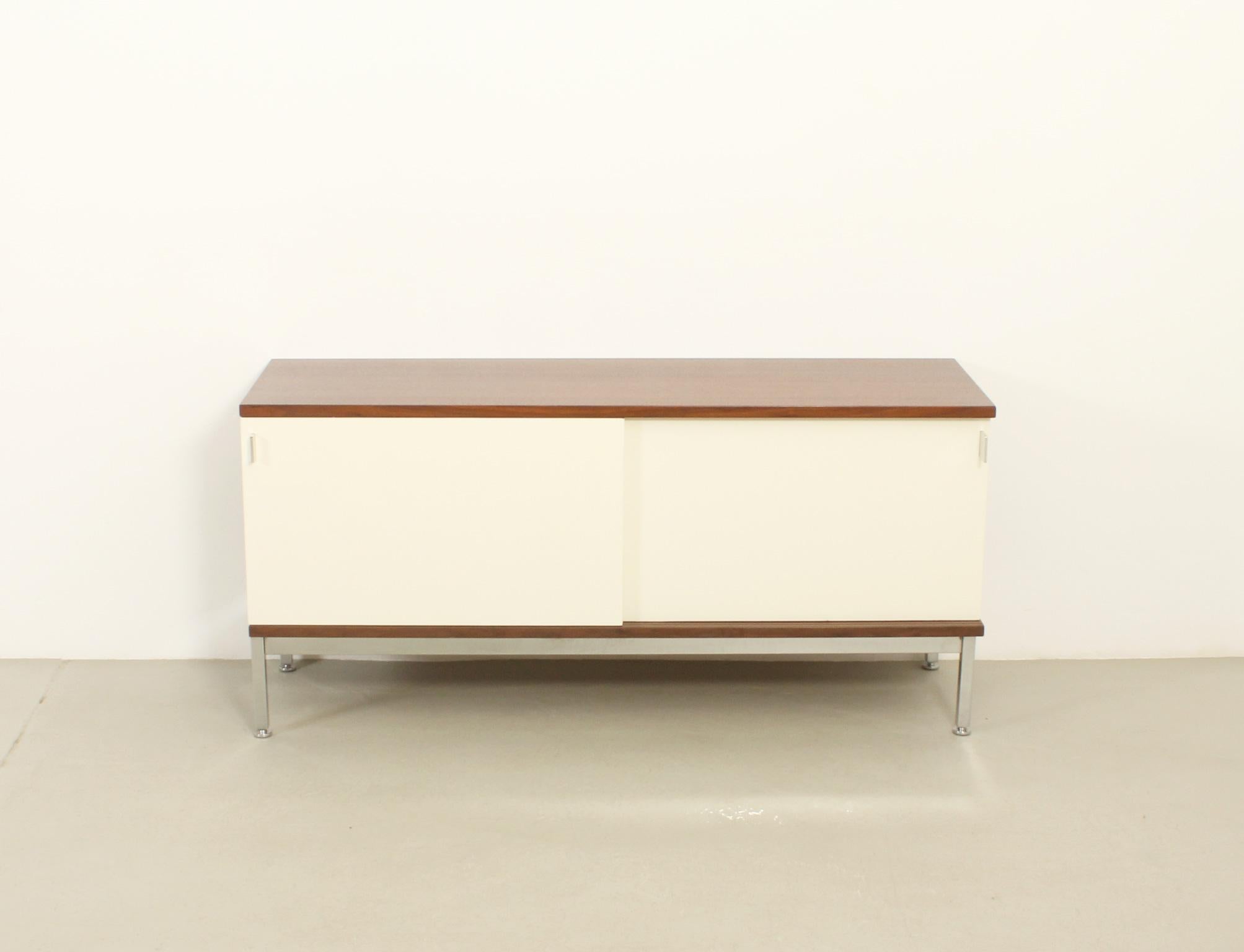Mid-Century moderno Piccola credenza Airborne con ante scorrevoli laccate, Francia, anni '60 in vendita