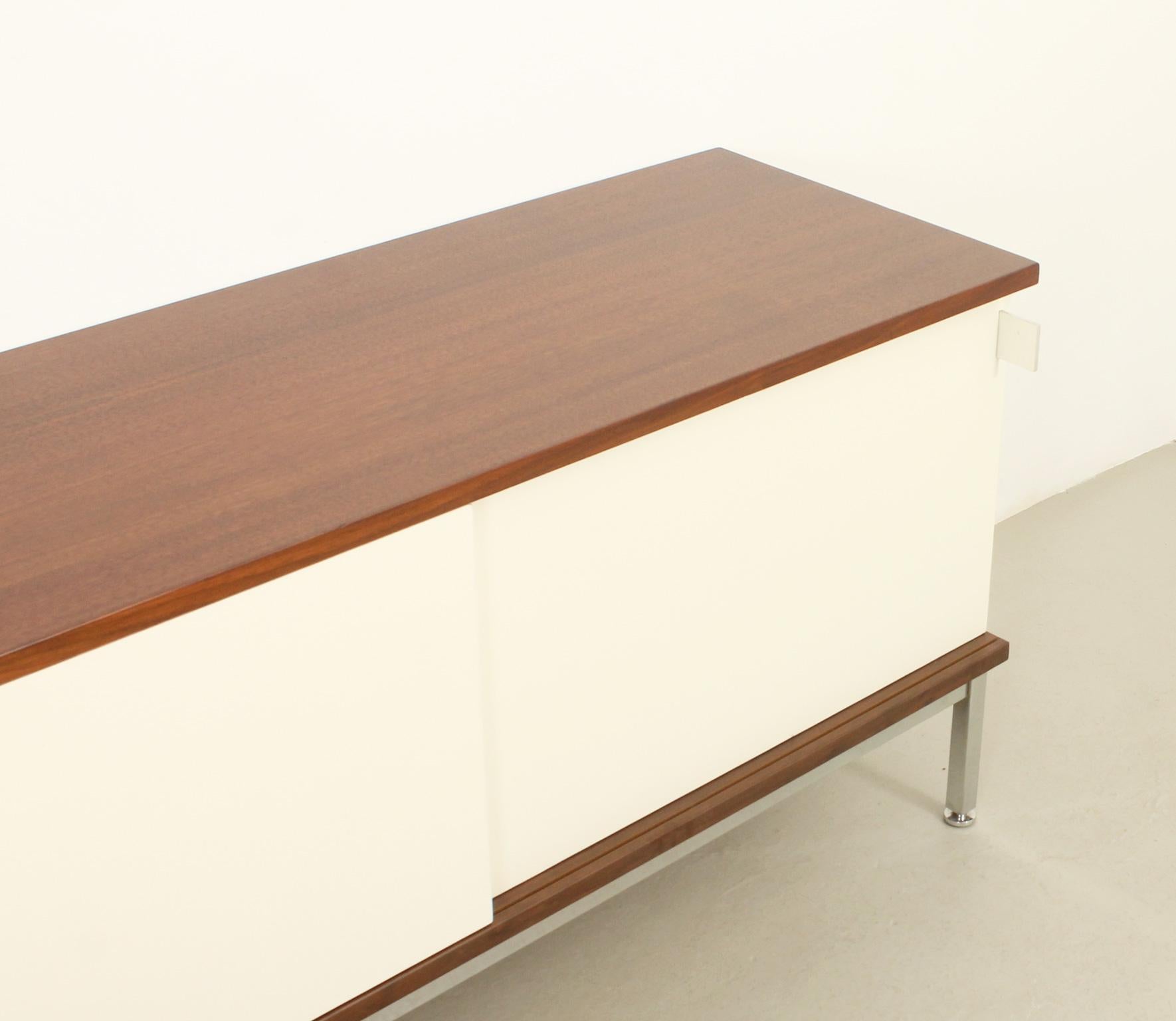 Francese Piccola credenza Airborne con ante scorrevoli laccate, Francia, anni '60 in vendita