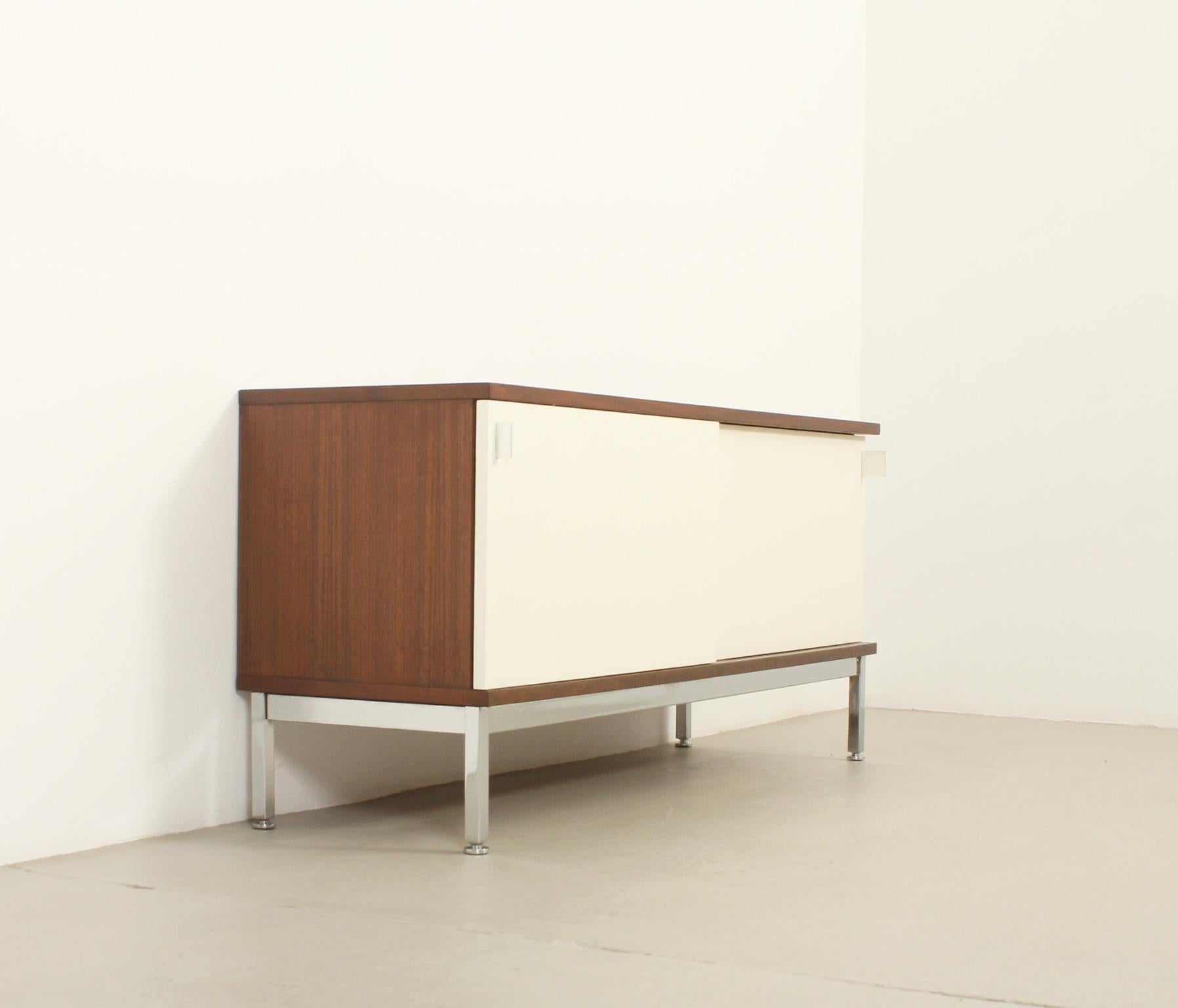 Piccola credenza Airborne con ante scorrevoli laccate, Francia, anni '60 In condizioni buone in vendita a Barcelona, ES
