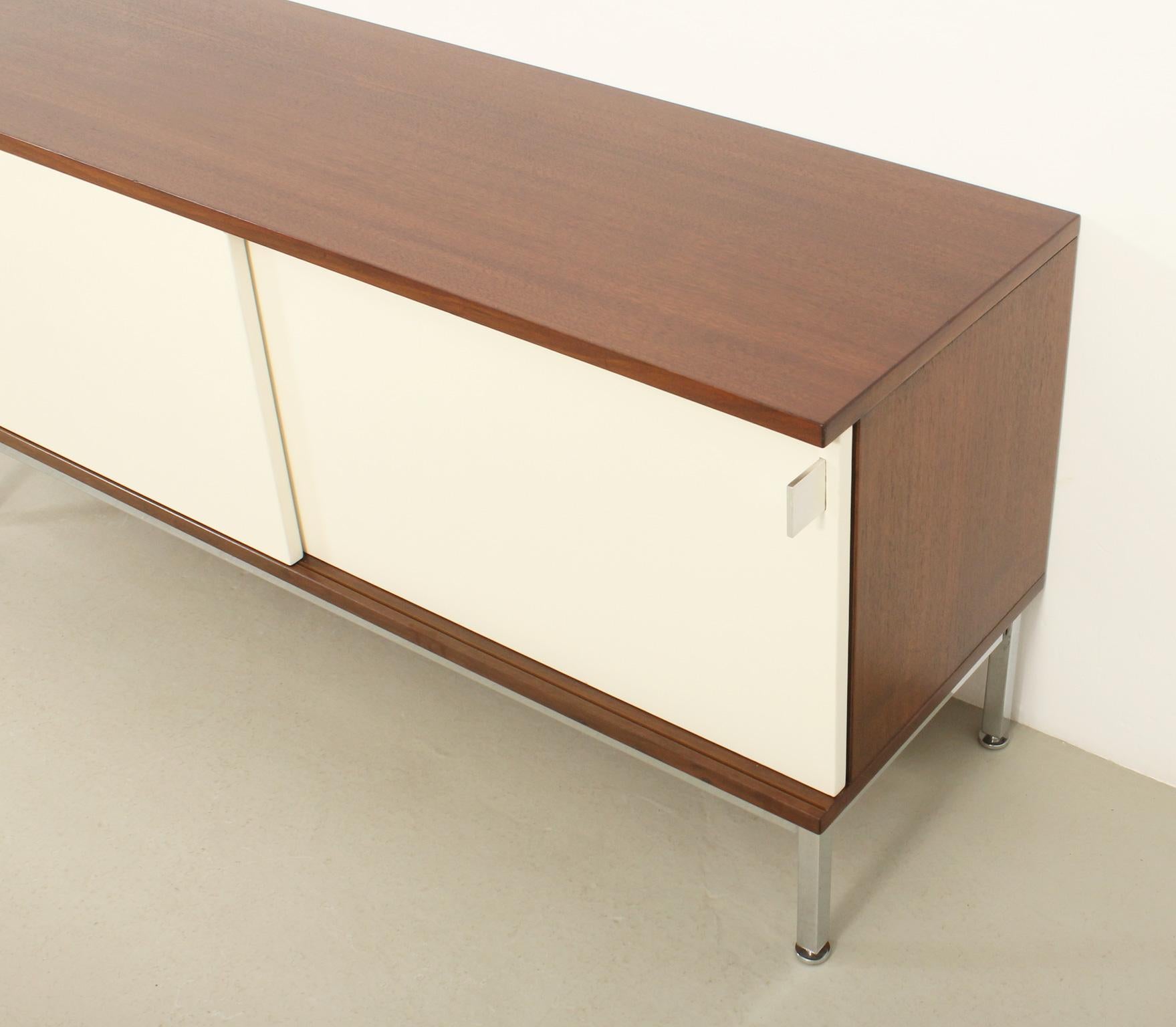 Metà XX secolo Piccola credenza Airborne con ante scorrevoli laccate, Francia, anni '60 in vendita