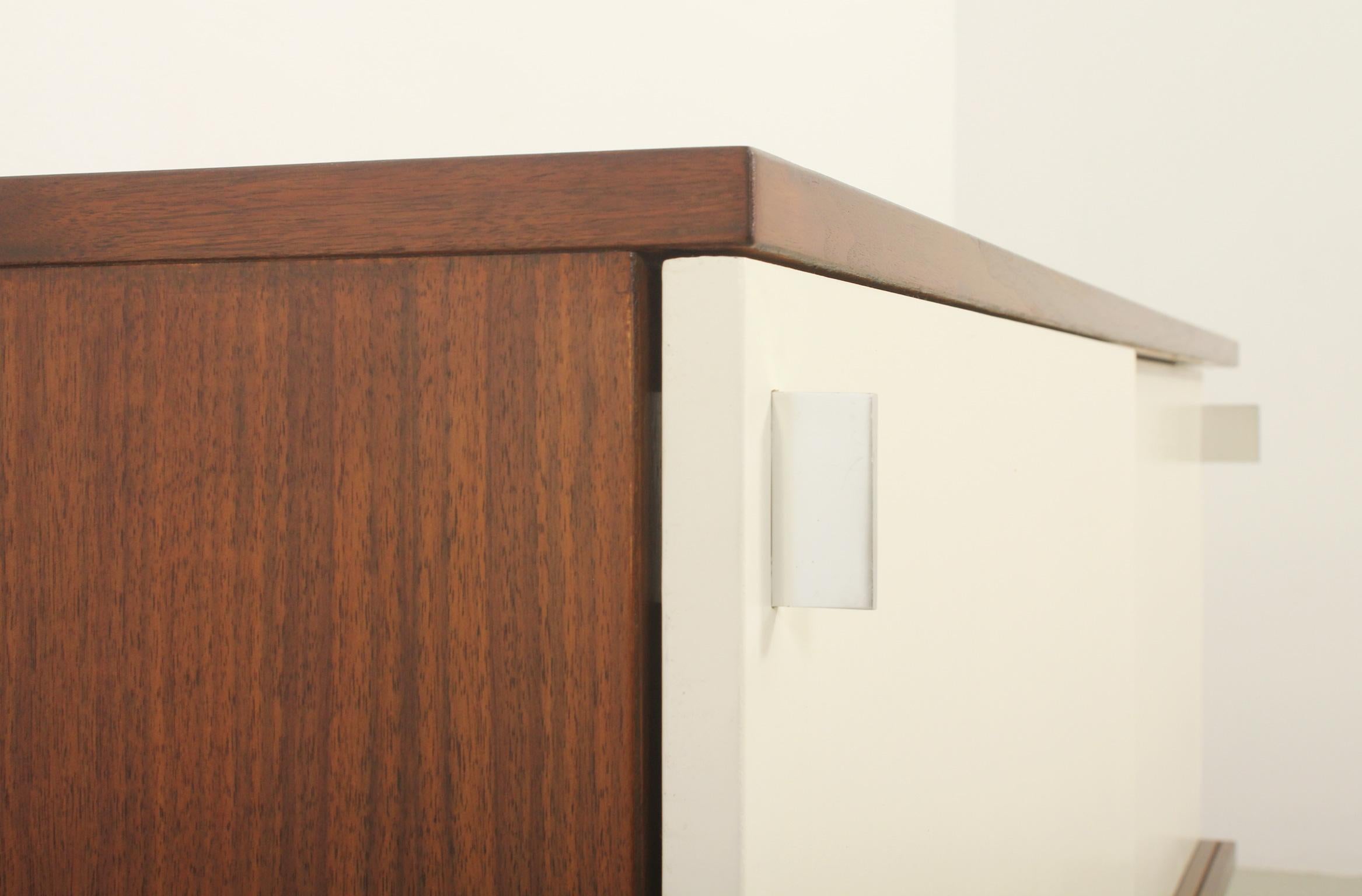 Alluminio Piccola credenza Airborne con ante scorrevoli laccate, Francia, anni '60 in vendita