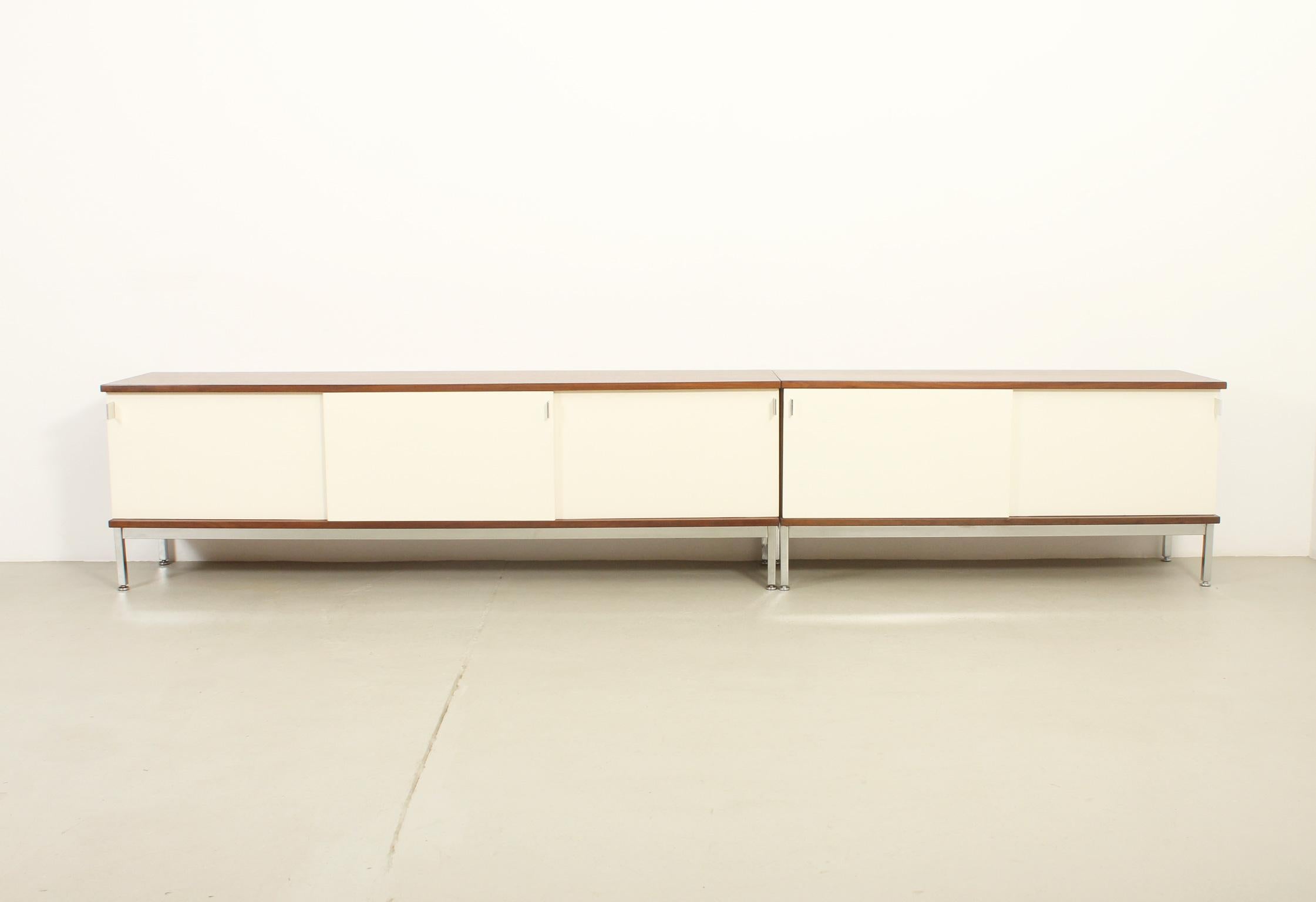 Piccola credenza Airborne con ante scorrevoli laccate, Francia, anni '60 in vendita 2