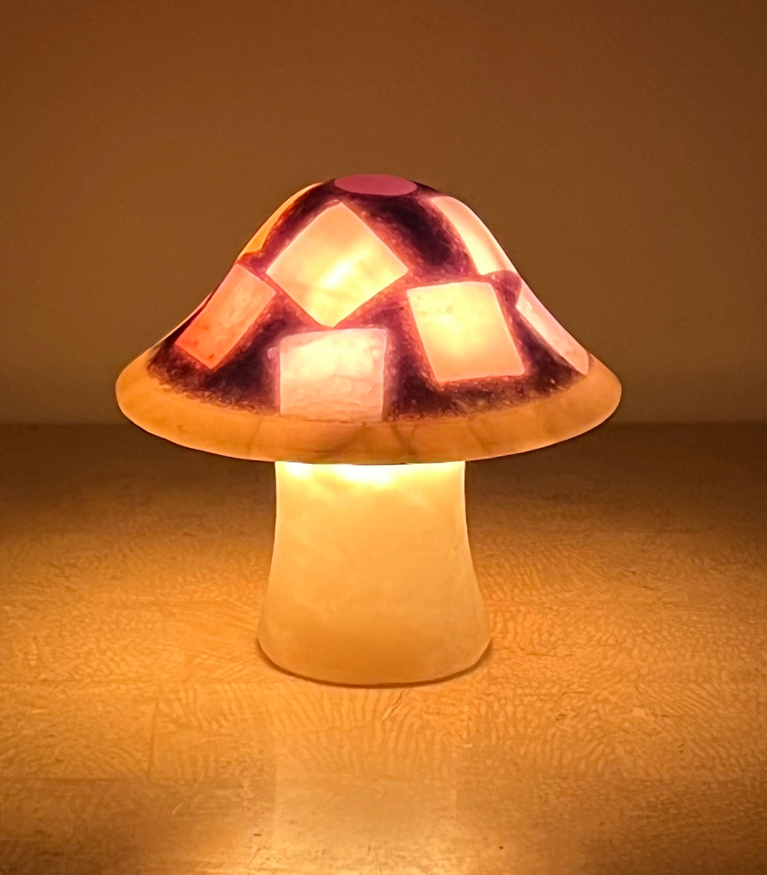 Small alabaster and amethyst mushroom table lamp, late 20th century. 3