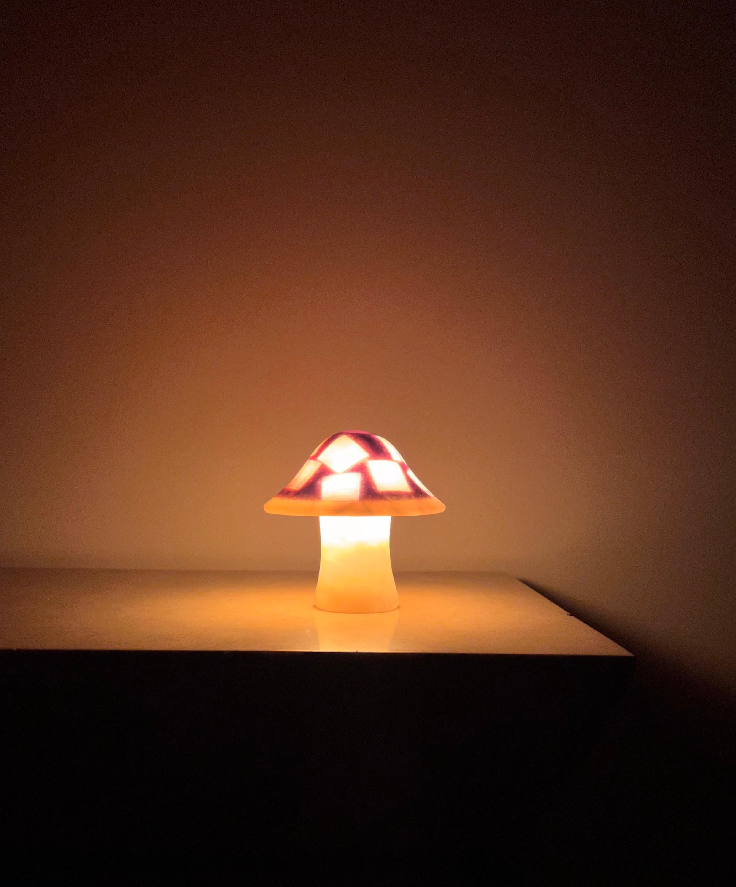 Onyx Small alabaster and amethyst mushroom table lamp, late 20th century.