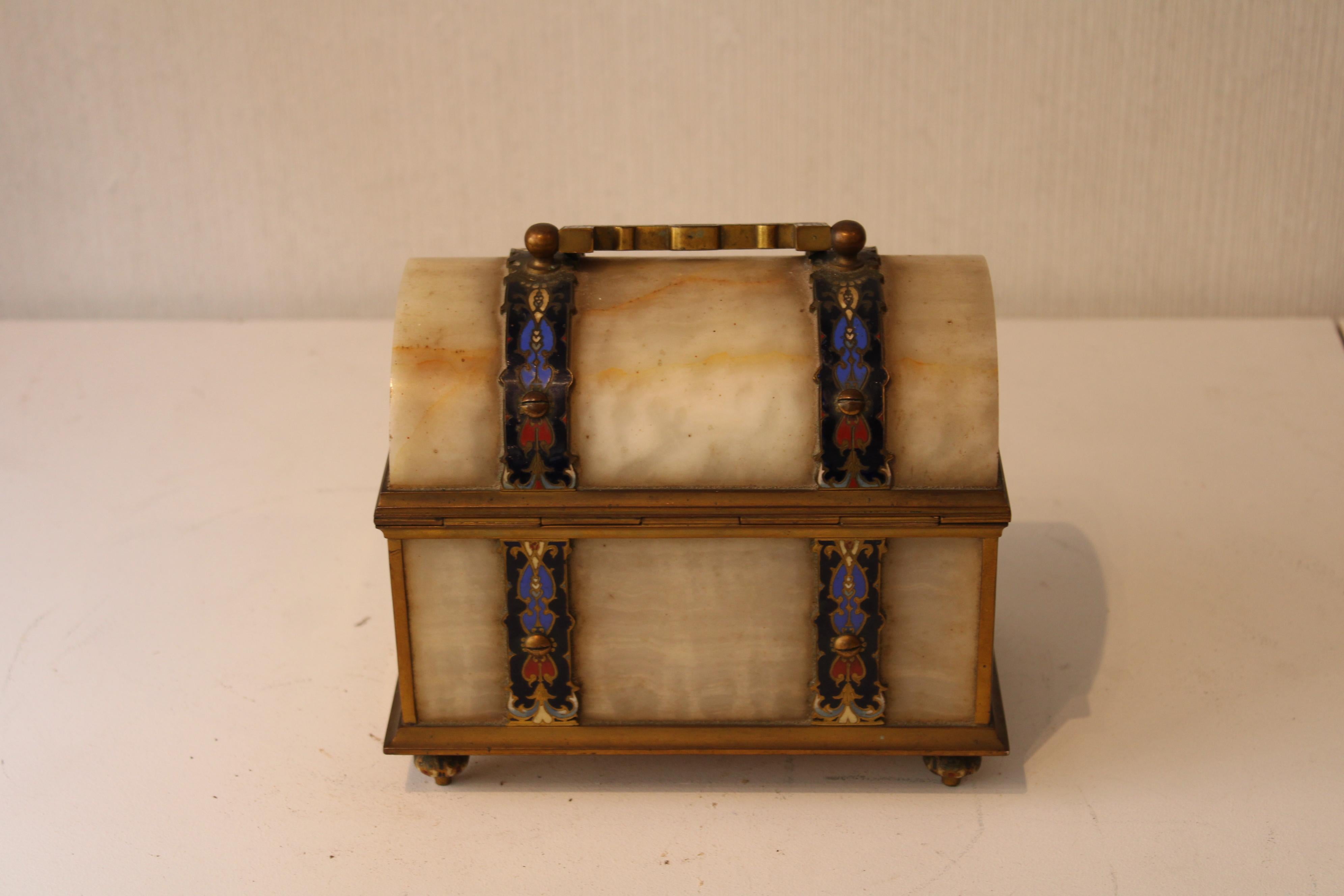 Small Alabaster Chest In Good Condition For Sale In Paris, FR