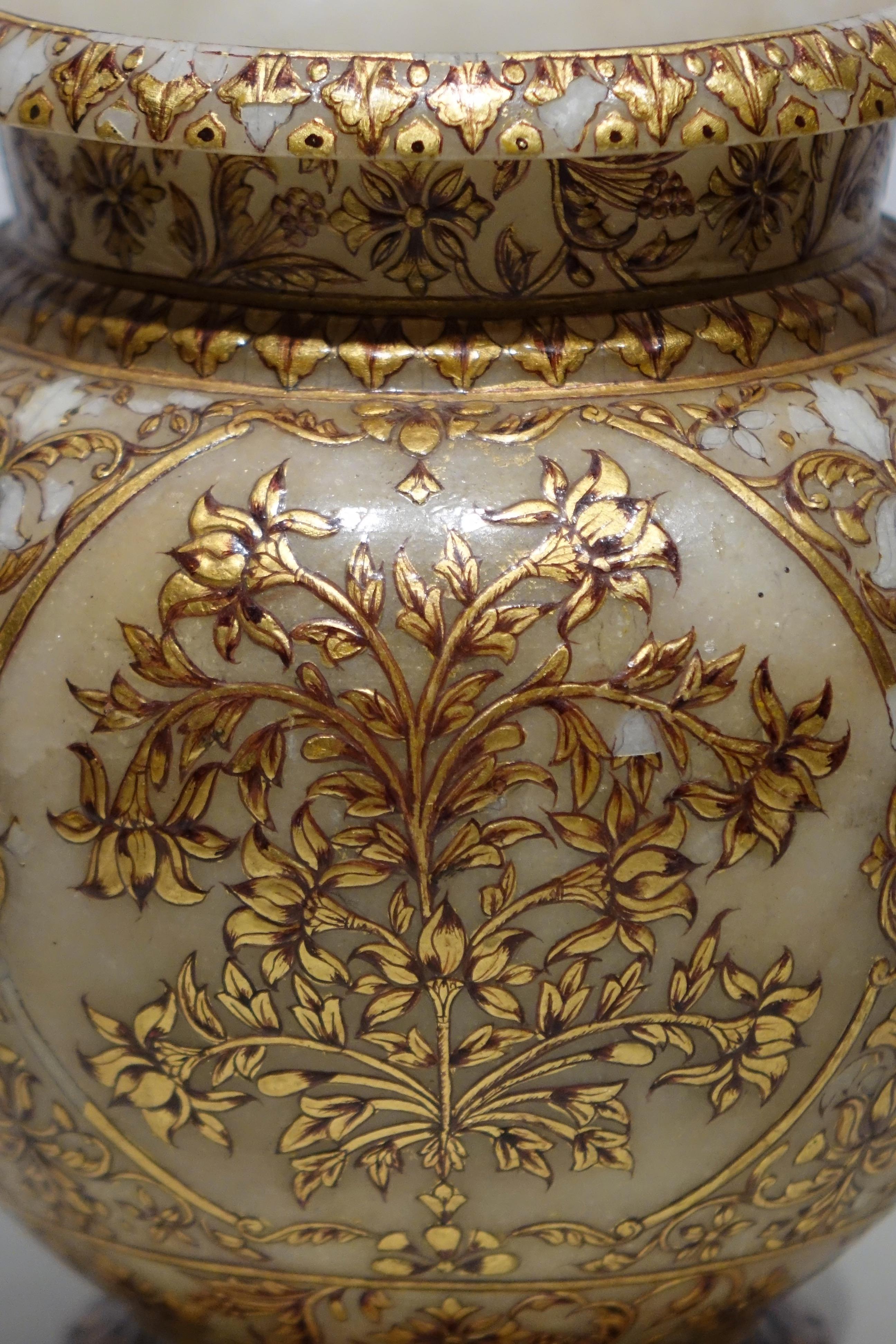 Anglo-Indian Small alabaster Mughal vase, 19th century