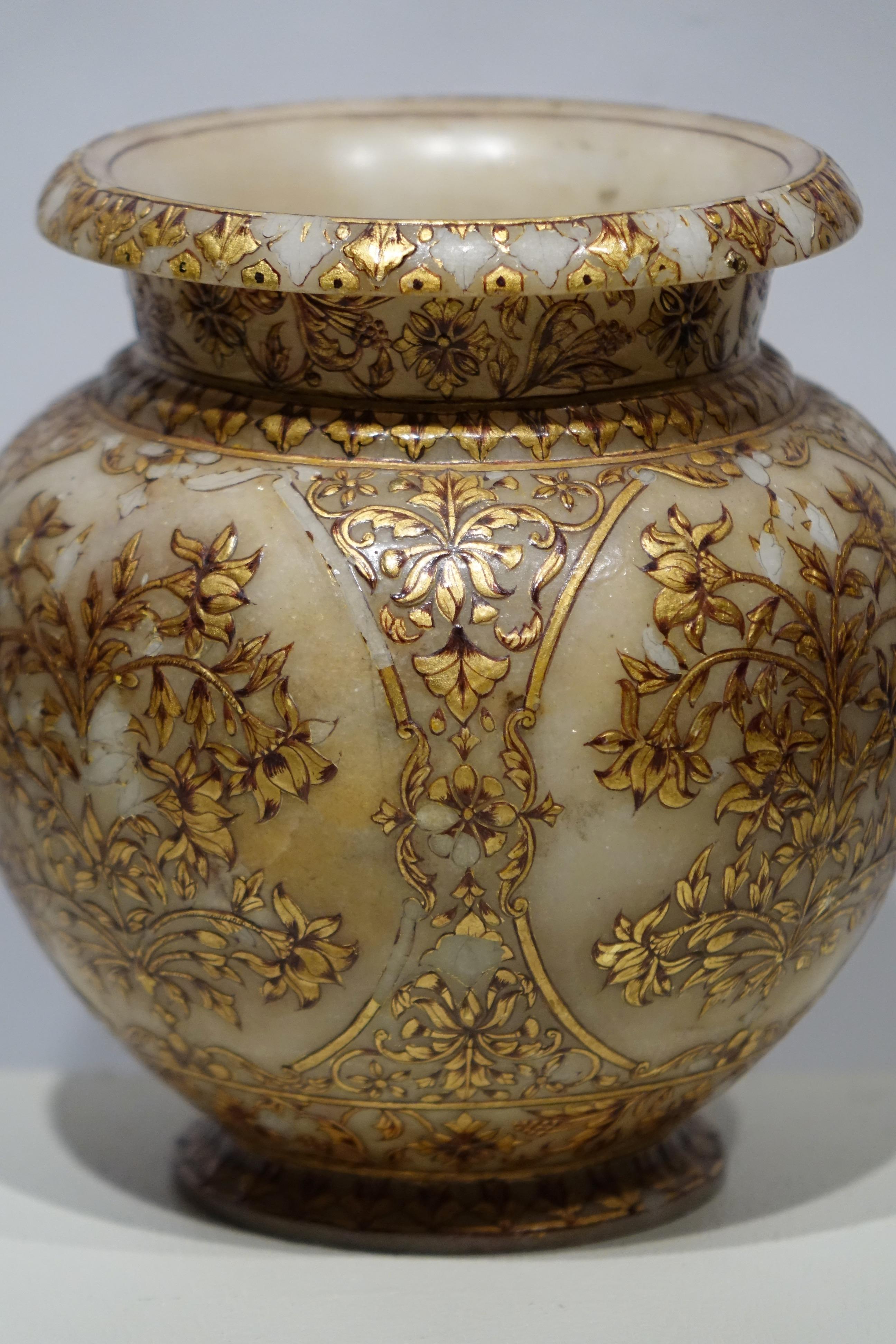 Indian Small alabaster Mughal vase, 19th century