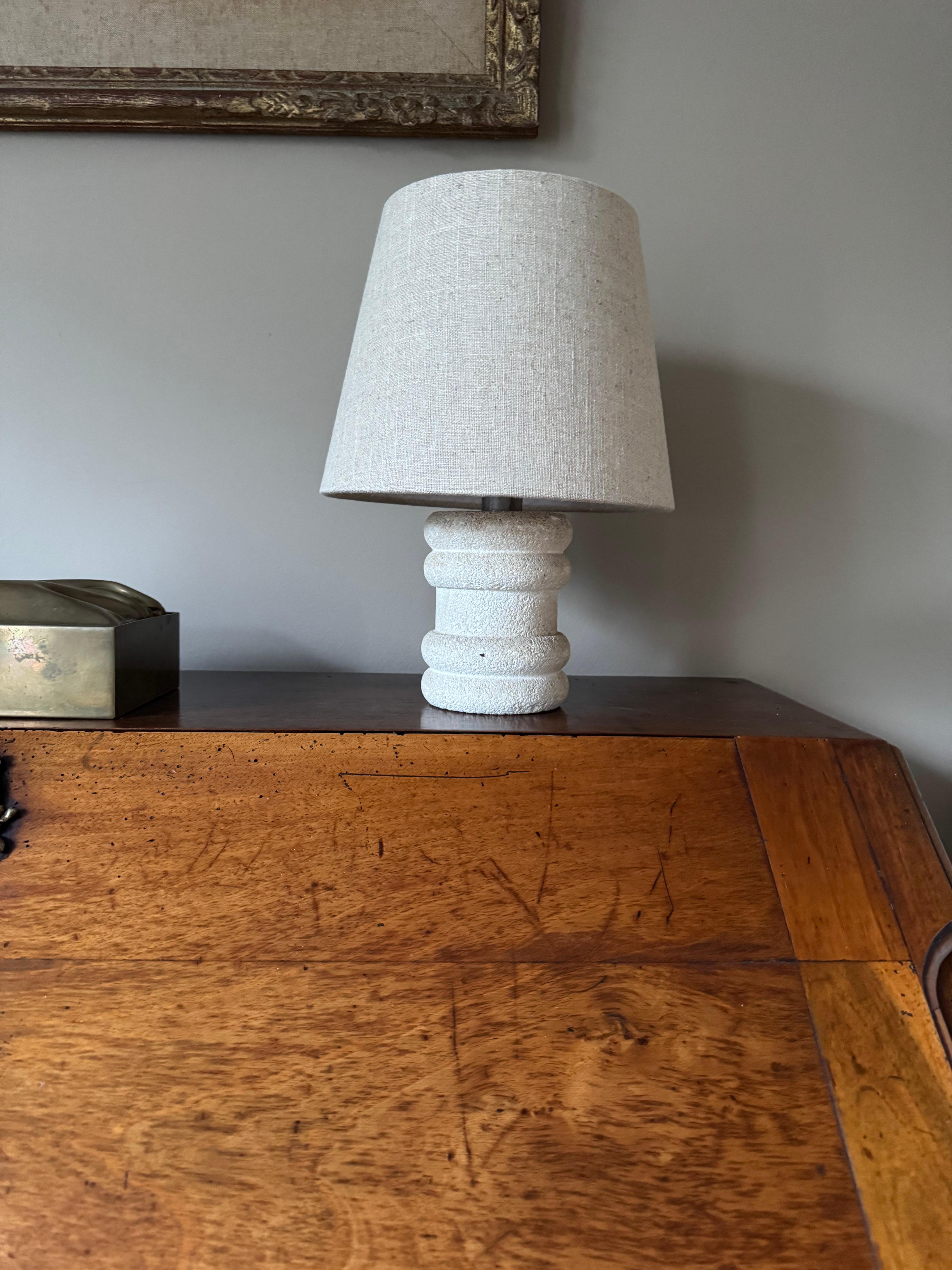 Small Albert Tormos style carved lamp In Good Condition In London, GB