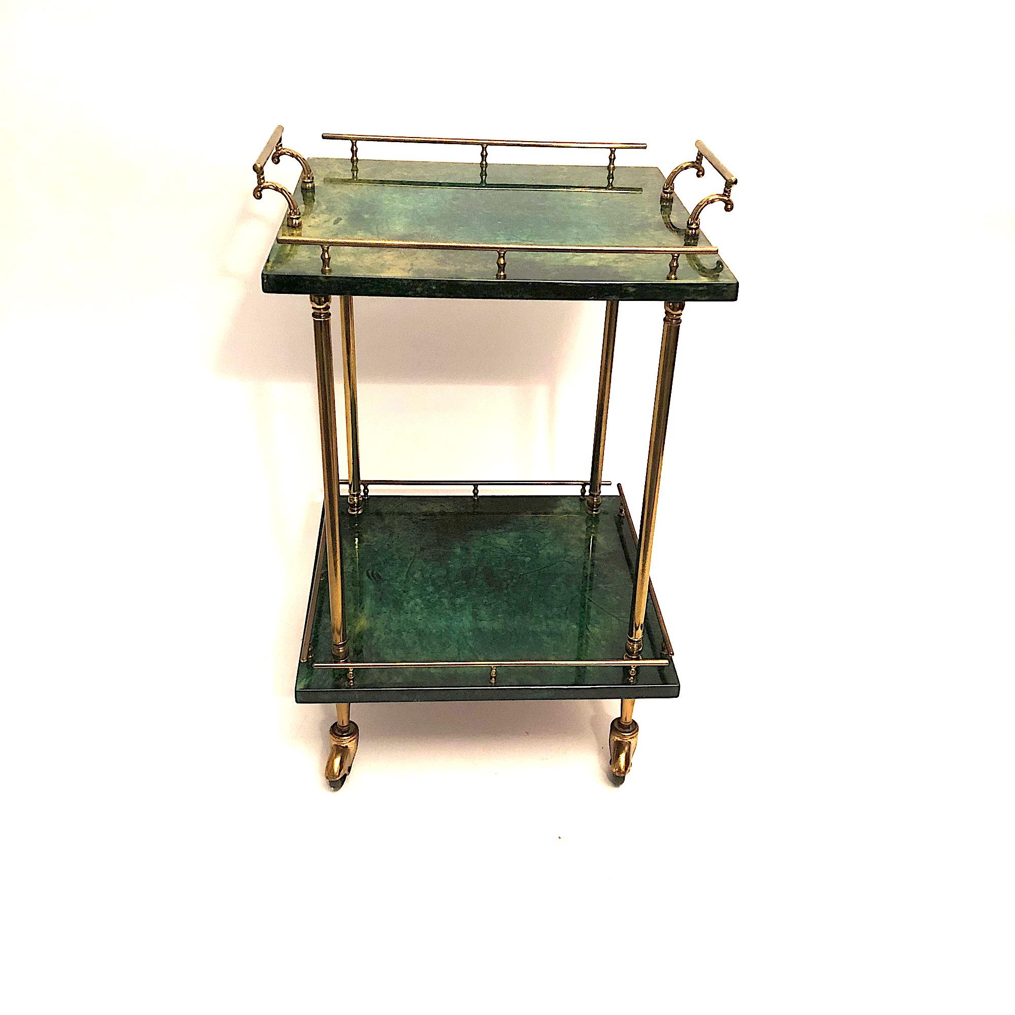 Kleiner quadratischer Barwagen Aldo Tura aus grünem Ziegenleder Trolley (Moderne der Mitte des Jahrhunderts)